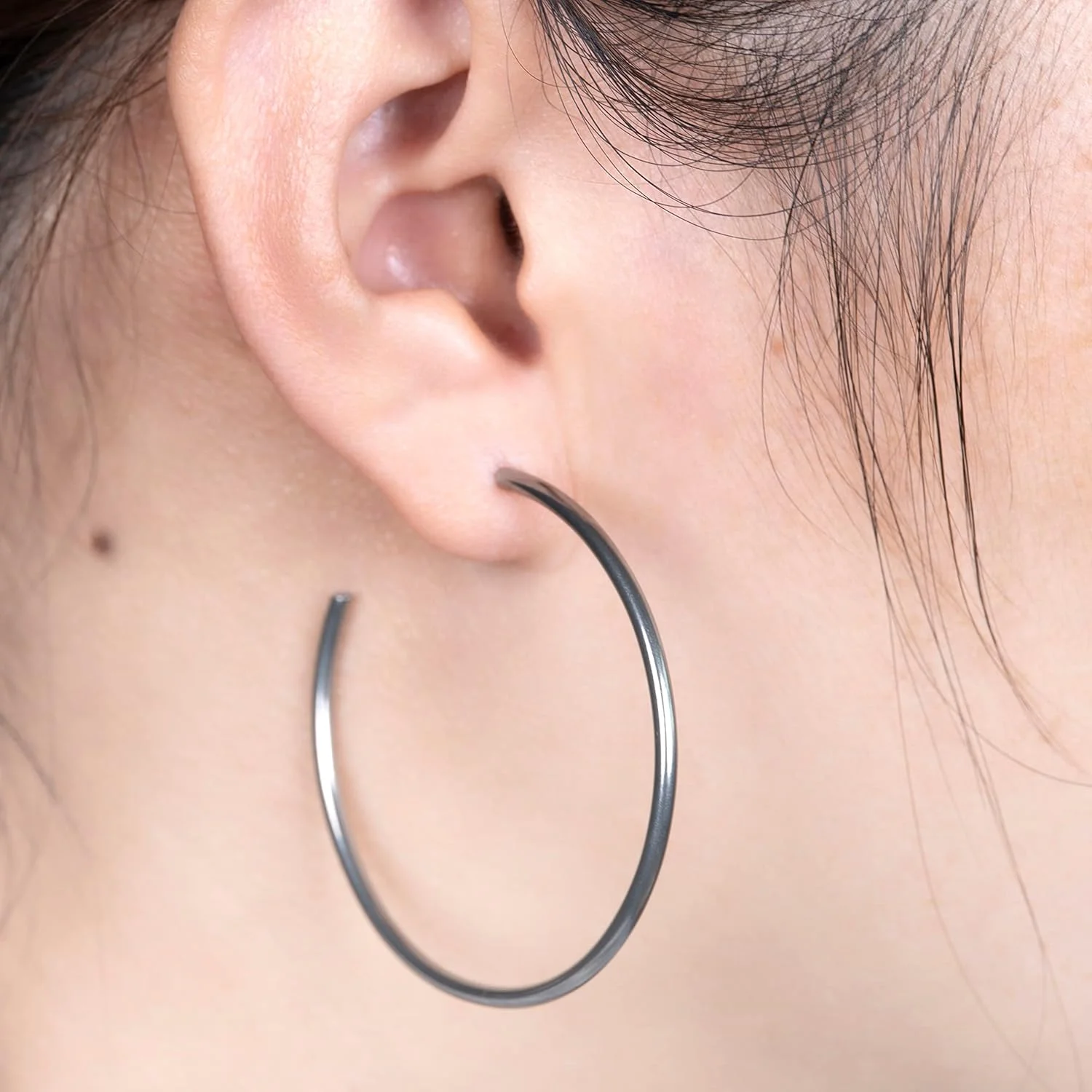 گوشواره های حلقه ای بزرگ تیتانیومی خالص G23 لیمرنسیا، گوشواره های بغل گوش زیرکونیا مکعبی سبک وزن برای گوش های حساس بانوان