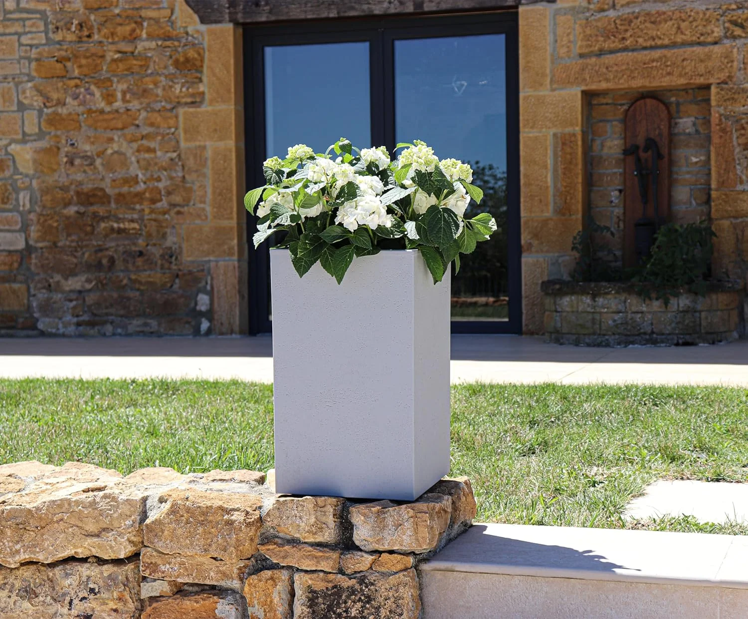 گلدان مربعی بلند 36 لیتری EDA Basalt'Up، طرح بتن، دارای محفظه ذخیره آب تک جداره، 29.5 x 29.5 x 49.5 سانتی متر، خاکستری بتنی گلدان مربعی بلند 36 لیتری EDA Basalt'Up، طرح بتن، دارای محفظه ذخیره آب تک جداره، 29.5 x 29.5 x 49.5 سانتی متر، خاکستری بتنی