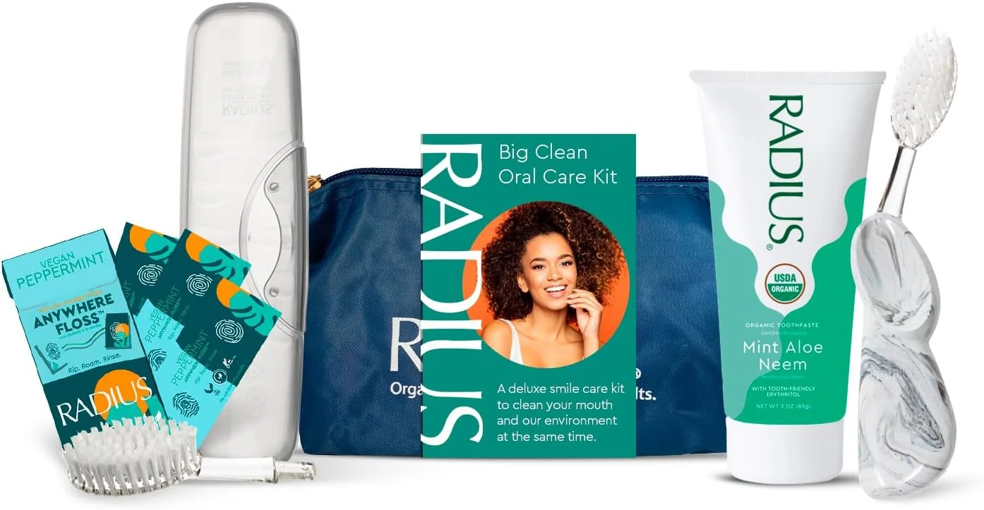 مجموعه هدیه مراقبت دهان و دندان RADIUS Big Clean Deluxe (مسواک بزرگ با سر قابل تعویض راست دست، خمیر دندان نعناع آلوئه ورا ارگانیک، نخ دندان نعناع زایلیتول وگان، کیف مسافرتی)، 1 عدد مجموعه هدیه مراقبت دهان و دندان RADIUS Big Clean Deluxe (مسواک بزرگ با سر قابل تعویض راست دست، خمیر دندان نعناع آلوئه ورا ارگانیک، نخ دندان نعناع زایلیتول وگان، کیف مسافرتی)، 1 عدد