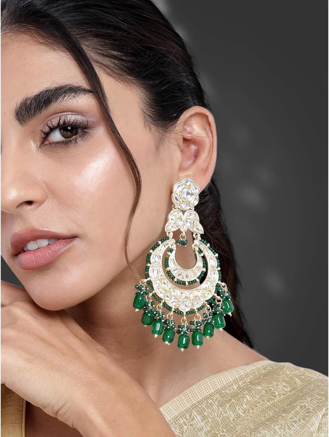 گوشواره های چندبالی سبز رنگ Aheli با روکش طلایی سنتی، نگین های Kundan و مروارید، جواهرات زنانه گوشواره های چندبالی سبز رنگ Aheli با روکش طلایی سنتی، نگین های Kundan و مروارید، جواهرات زنانه