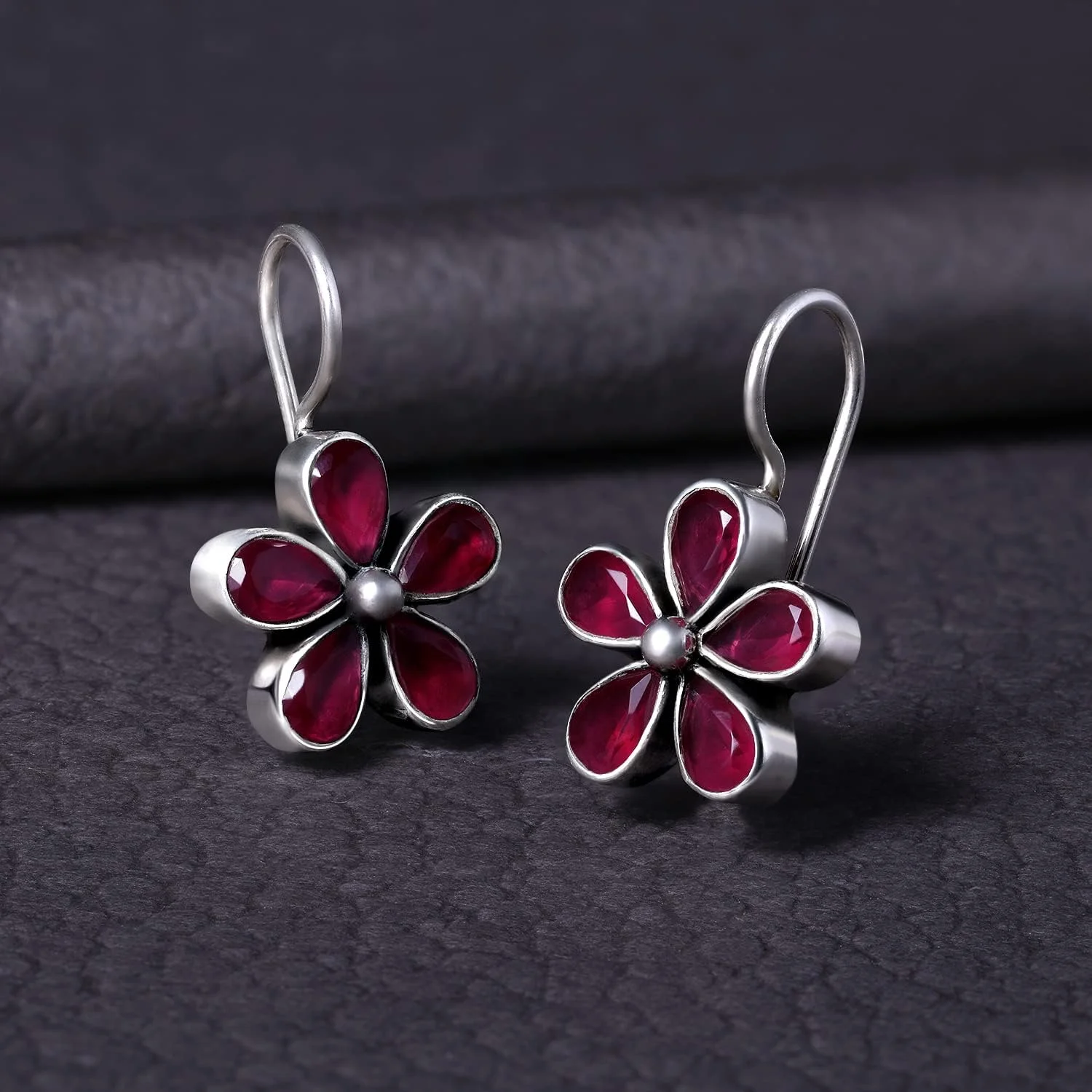 گوشواره های آویز قلاب ماهی نقره استرلینگ 925 با روکش اکسید شده و نگین های الماس تراش CZ زنانه و دخترانه Aheli (AH-PF59E47) گوشواره های آویز قلاب ماهی نقره استرلینگ 925 با روکش اکسید شده و نگین های الماس تراش CZ زنانه و دخترانه Aheli (AH-PF59E47)