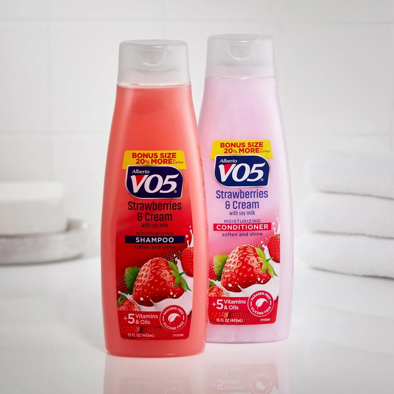 نرم کننده مرطوب کننده شیر مو VO5 Alberto - نرم کننده مو با پروتئین شیر سویا تسکین دهنده - رایحه توت فرنگی و خامه - 443 میلی لیتر نرم کننده مرطوب کننده شیر مو VO5 Alberto - نرم کننده مو با پروتئین شیر سویا تسکین دهنده - رایحه توت فرنگی و خامه - 443 میلی لیتر