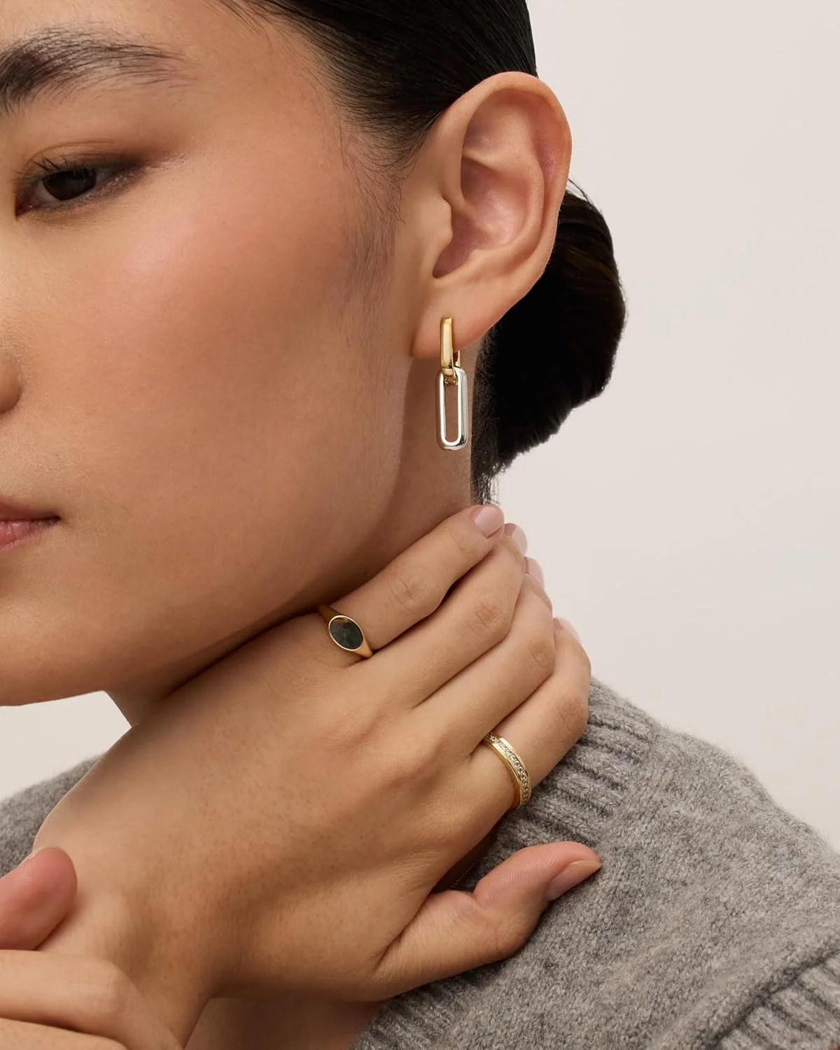 گوشواره های حلقه ای نگین دار زنانه پاوی با روکش طلای سفید و زرد 14 عیار