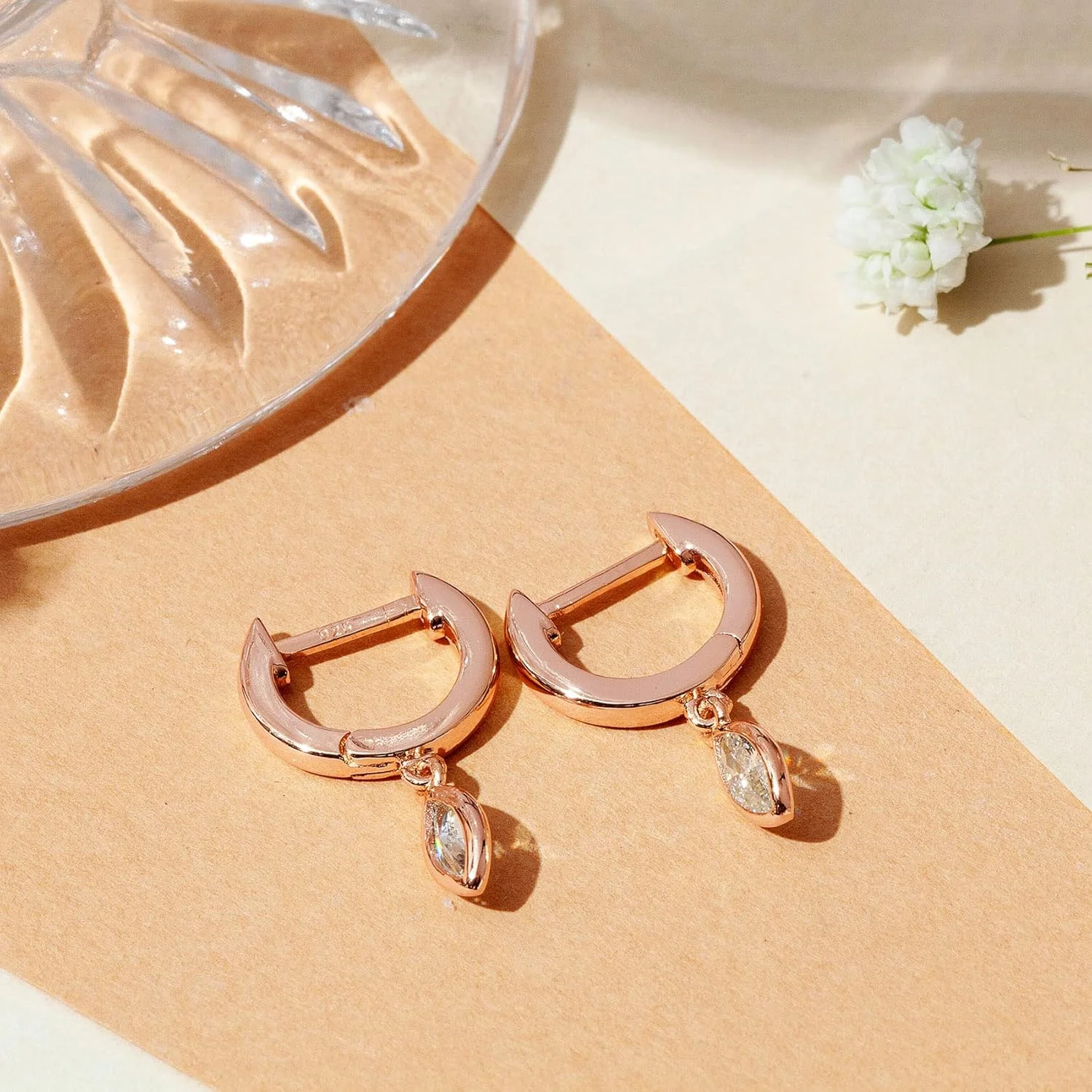 گوشواره های آویزی/آویز سبک وزن با روکش طلای 14 عیار و پایه نقره استرلینگ S925 پاوی برای زنان | زیورآلات مذهبی: صلیب، چشم نظر، شبدر، سلتیک | گوشواره های ظریف برای زنان گوشواره های آویزی/آویز سبک وزن با روکش طلای 14 عیار و پایه نقره استرلینگ S925 پاوی برای زنان | زیورآلات مذهبی: صلیب، چشم نظر، شبدر، سلتیک | گوشواره های ظریف برای زنان