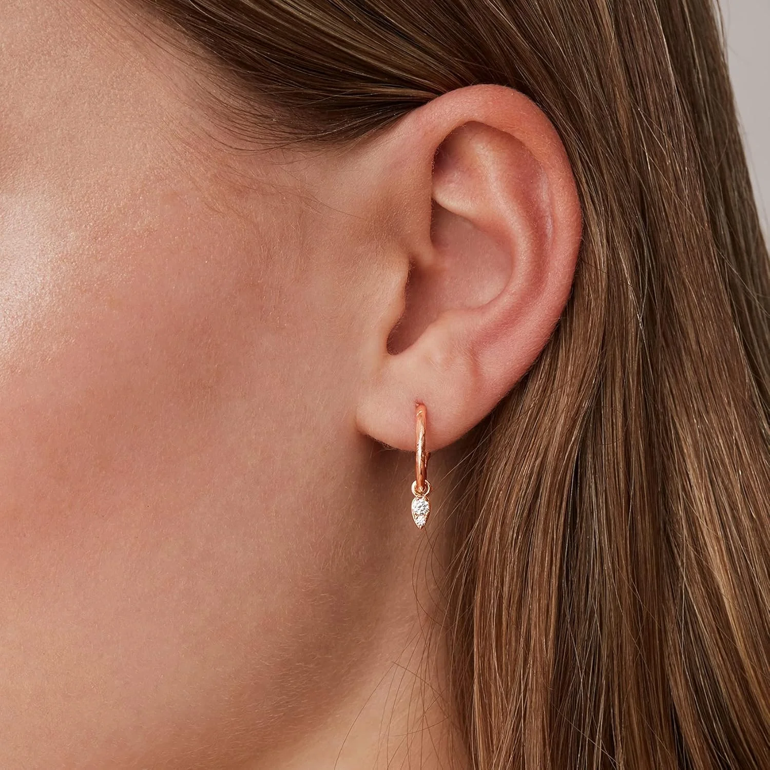 گوشواره های حلقه ای کوچک آویزدار پاوی با روکش طلای 14 عیار و پایه نقره استرلینگ 925 | گوشواره های حلقه ای آویزدار ترند زنانه گوشواره های حلقه ای کوچک آویزدار پاوی با روکش طلای 14 عیار و پایه نقره استرلینگ 925 | گوشواره های حلقه ای آویزدار ترند زنانه