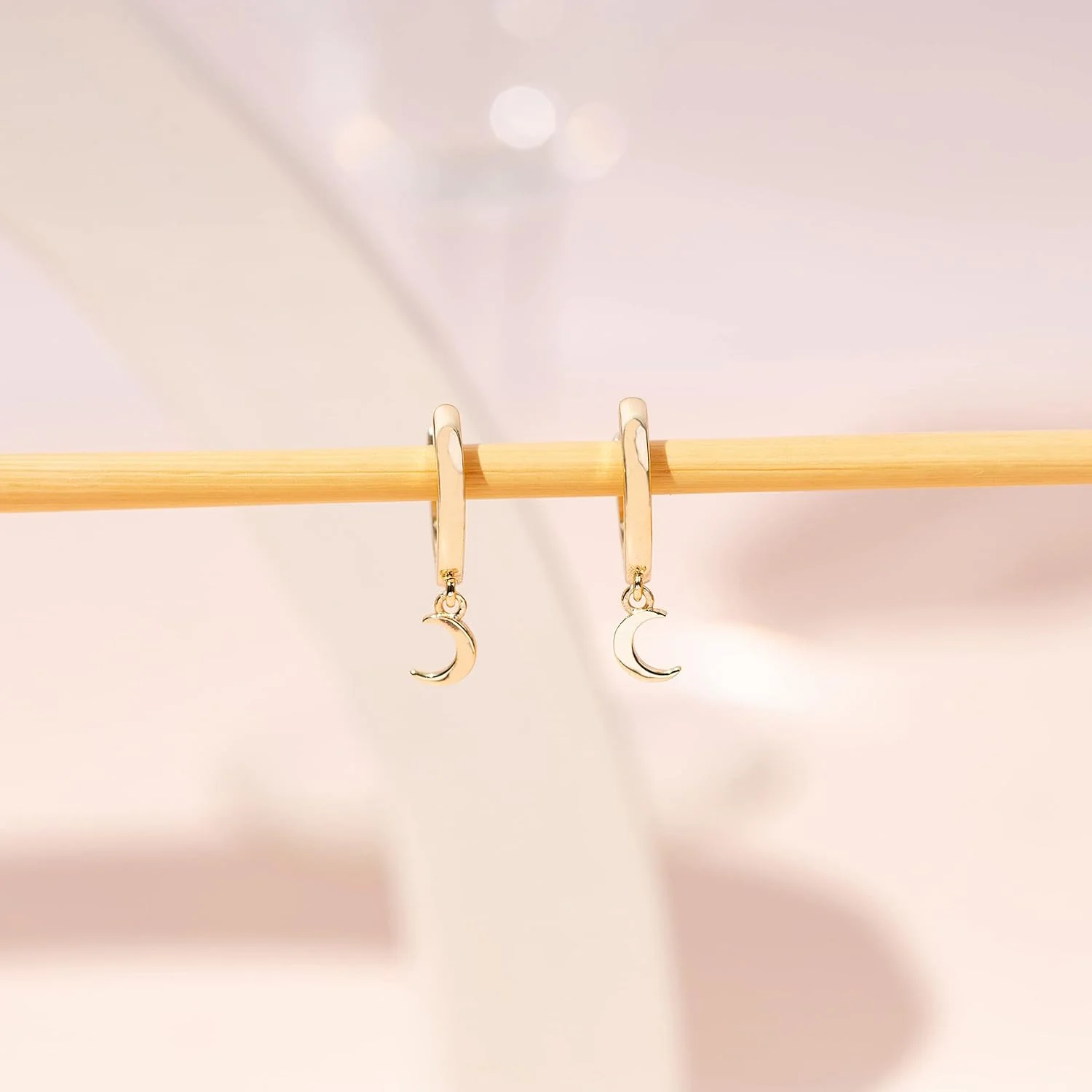 گوشواره های آویزی/آویز سبک وزن زنانه پاوی با روکش طلای 14 عیار و پایه نقره استرلینگ S925 | زیورآلات مذهبی: صلیب، چشم نظر، شبدر، سلتیک | گوشواره های ظریف برای زنان گوشواره های آویزی/آویز سبک وزن زنانه پاوی با روکش طلای 14 عیار و پایه نقره استرلینگ S925 | زیورآلات مذهبی: صلیب، چشم نظر، شبدر، سلتیک | گوشواره های ظریف برای زنان