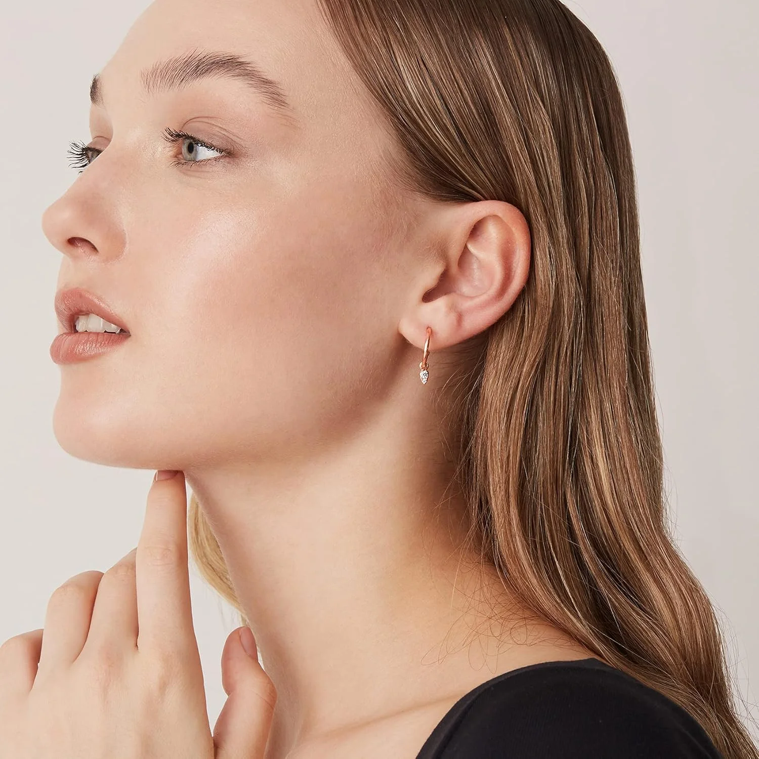 گوشواره های حلقه ای کوچک آویزدار پاوی با روکش طلای 14 عیار و پایه نقره استرلینگ 925 | گوشواره های حلقه ای آویزدار ترند زنانه گوشواره های حلقه ای کوچک آویزدار پاوی با روکش طلای 14 عیار و پایه نقره استرلینگ 925 | گوشواره های حلقه ای آویزدار ترند زنانه