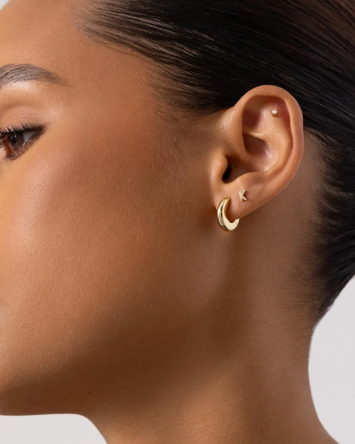 گوشواره های زنانه پاوی با روکش طلای 14 عیار، طراحی تخت و مناسب برای گوش های حساس، ایده آل برای استفاده چند لایه و مد روز