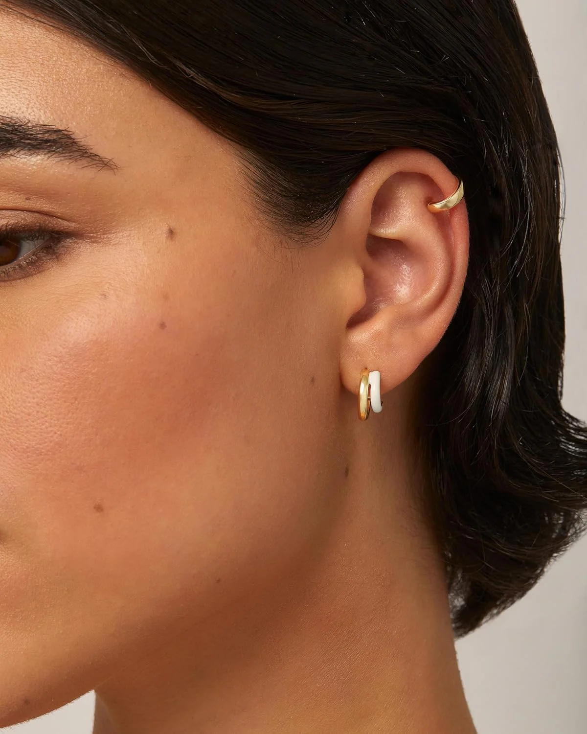 گوشواره های حلقه ای دوتایی میناکاری شده پاوی با روکش طلای 14 عیار و پایه نقره استرلینگ | گوشواره های حلقه ای میناکاری رنگی برای زنان | جواهرات میناکاری آبی، صورتی، بنفش، سفید گوشواره های حلقه ای دوتایی میناکاری شده پاوی با روکش طلای 14 عیار و پایه نقره استرلینگ | گوشواره های حلقه ای میناکاری رنگی برای زنان | جواهرات میناکاری آبی، صورتی، بنفش، سفید