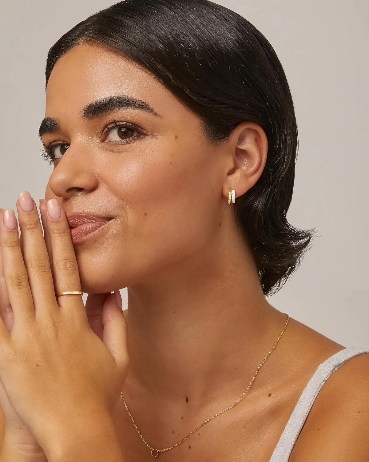 گوشواره های حلقه ای دوتایی میناکاری شده پاوی با روکش طلای 14 عیار و پایه نقره استرلینگ | گوشواره های حلقه ای میناکاری رنگی برای زنان | جواهرات میناکاری آبی، صورتی، بنفش، سفید گوشواره های حلقه ای دوتایی میناکاری شده پاوی با روکش طلای 14 عیار و پایه نقره استرلینگ | گوشواره های حلقه ای میناکاری رنگی برای زنان | جواهرات میناکاری آبی، صورتی، بنفش، سفید