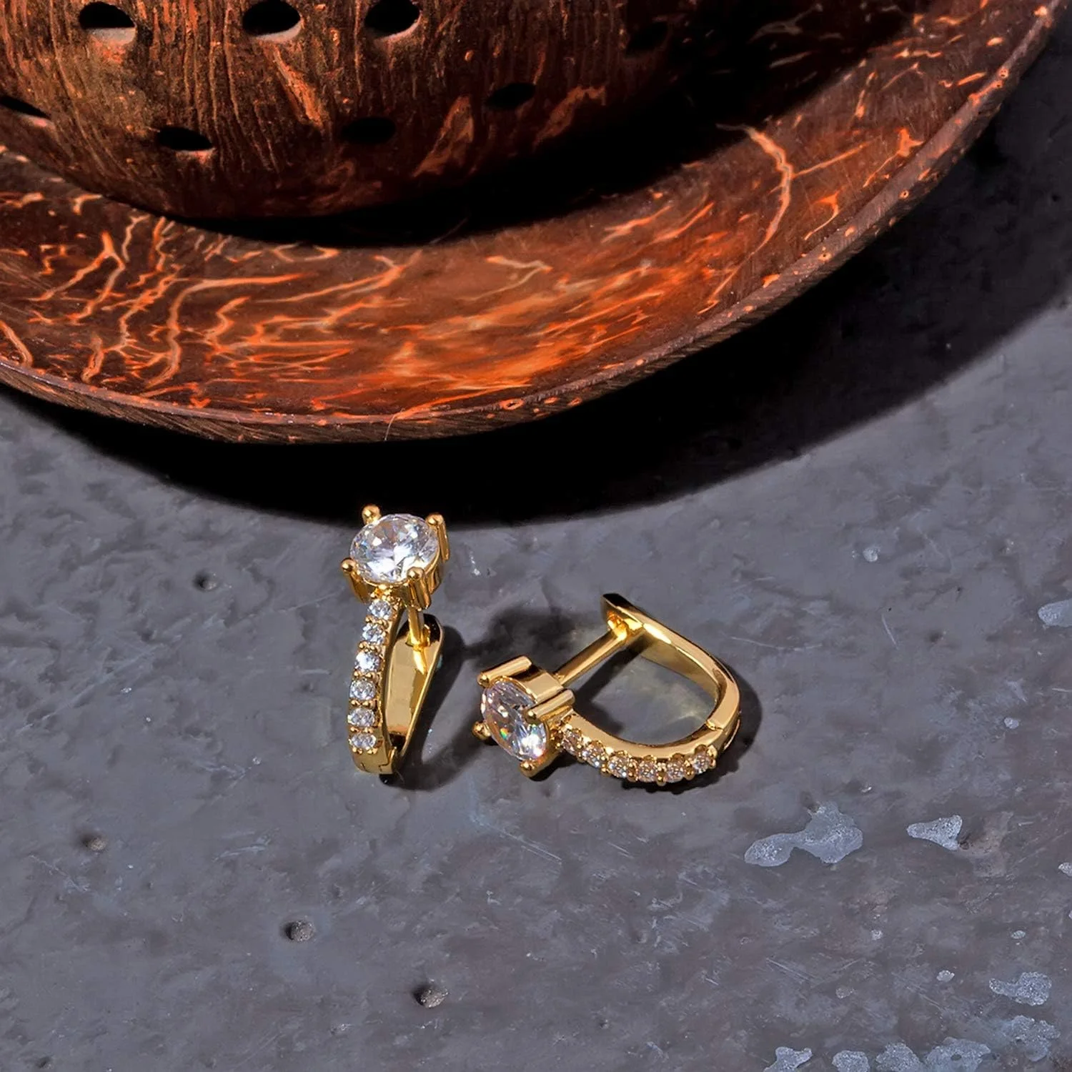 گوشواره های حلقه ای کوچک پاوی نگین دار با روکش طلای 14 عیار و پایه نقره استرلینگ 925 | گوشواره های حلقه ای طلایی کوچک برای زنان | گوشواره های نگین دار CZ گوشواره های حلقه ای کوچک پاوی نگین دار با روکش طلای 14 عیار و پایه نقره استرلینگ 925 | گوشواره های حلقه ای طلایی کوچک برای زنان | گوشواره های نگین دار CZ