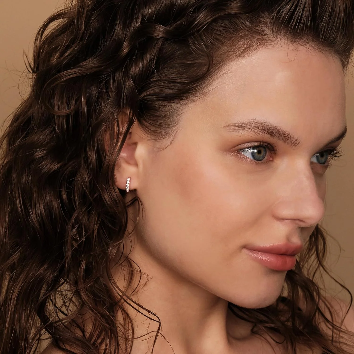 گوشواره های حلقه ای آغوشی زنانه پاوی نگین دار با روکش طلای 14 عیار و پایه نقره استرلینگ گوشواره های حلقه ای آغوشی زنانه پاوی نگین دار با روکش طلای 14 عیار و پایه نقره استرلینگ