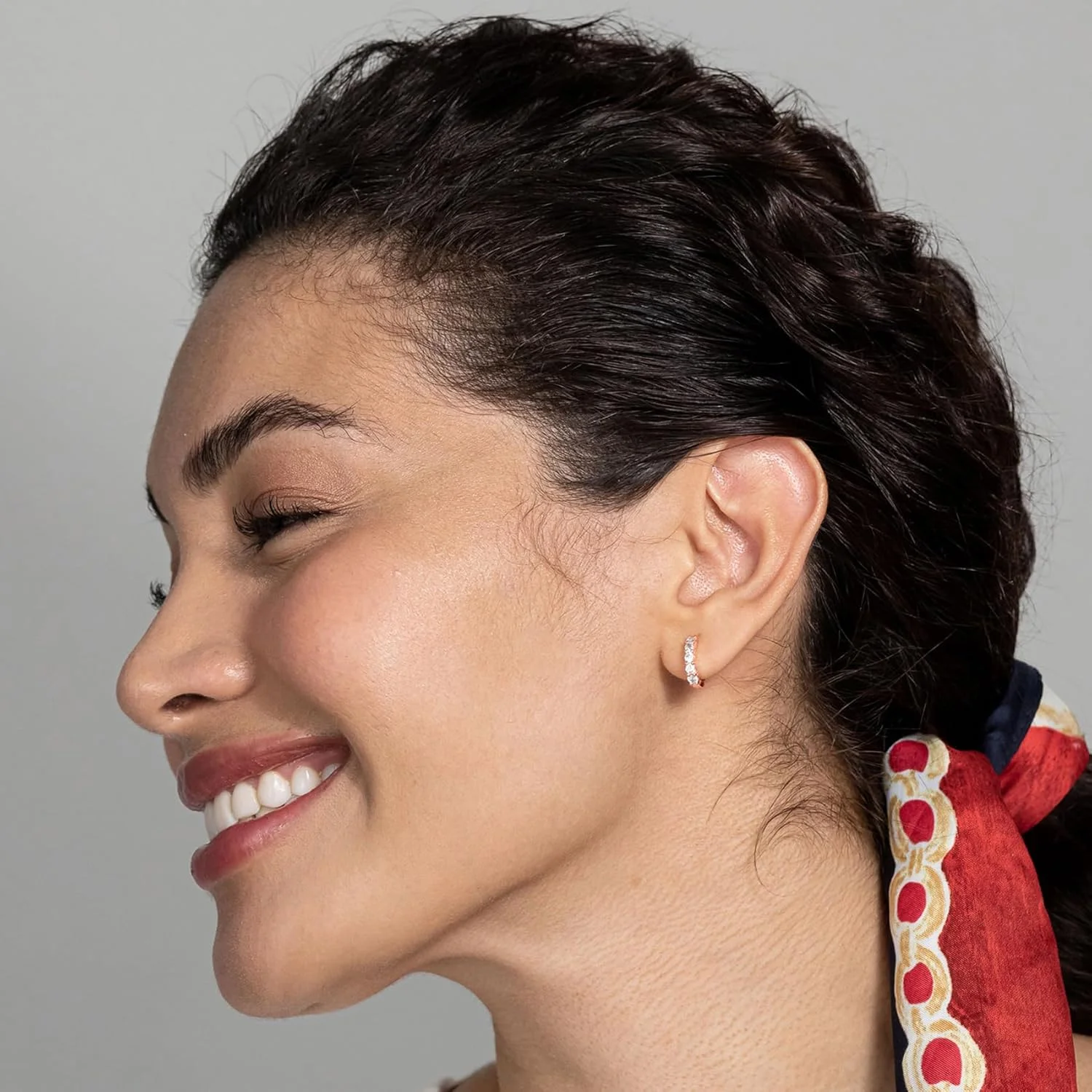 گوشواره های حلقه ای آغوشی زنانه پاوی نگین دار با روکش طلای 14 عیار و پایه نقره استرلینگ گوشواره های حلقه ای آغوشی زنانه پاوی نگین دار با روکش طلای 14 عیار و پایه نقره استرلینگ