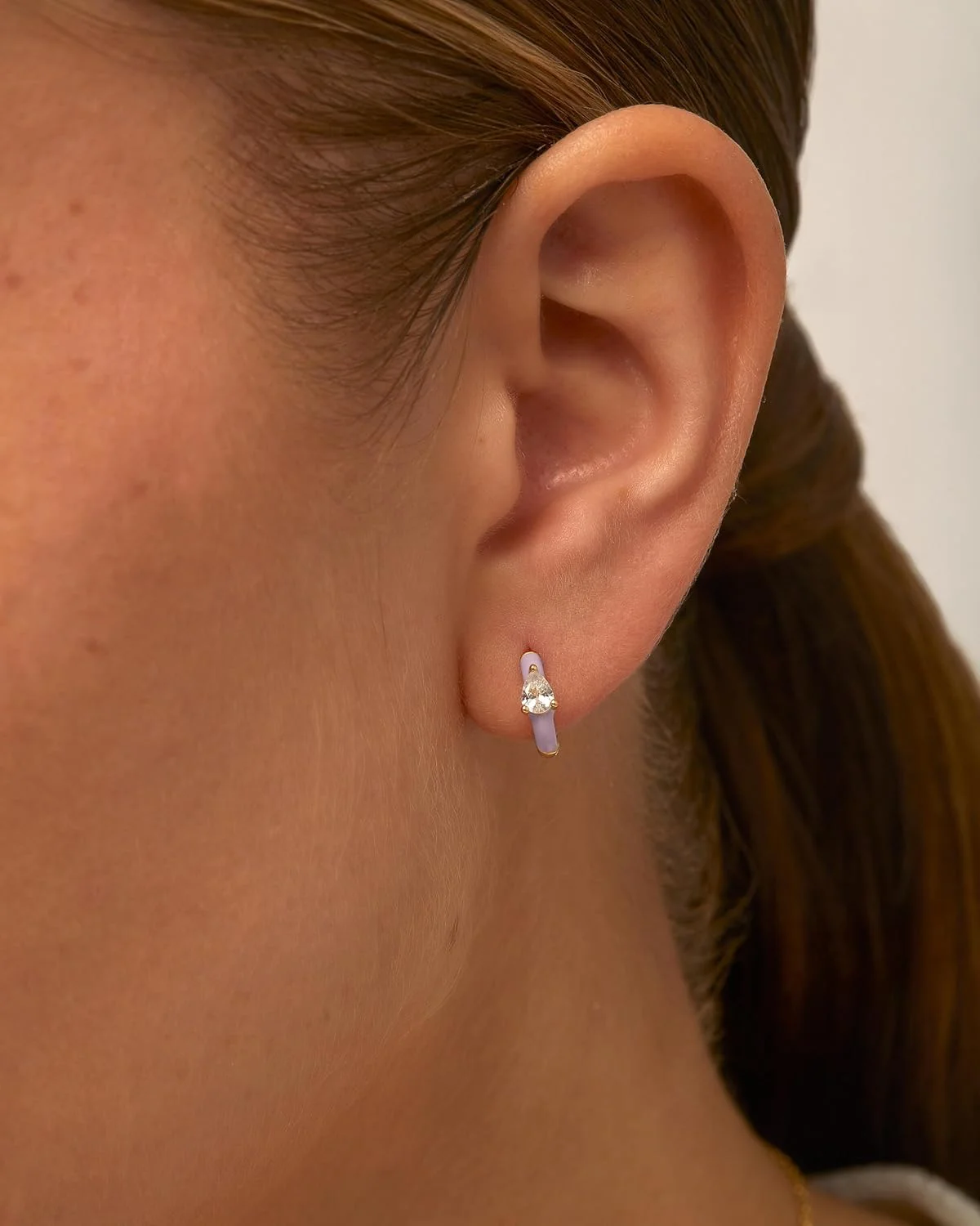 گوشواره های حلقه ای کوچک پاوی با روکش طلای 14 عیار و نگین زیرکونیا مکعبی گلابی شکل | گوشواره های حلقه ای رنگی میناکاری شده برای زنان گوشواره های حلقه ای کوچک پاوی با روکش طلای 14 عیار و نگین زیرکونیا مکعبی گلابی شکل | گوشواره های حلقه ای رنگی میناکاری شده برای زنان