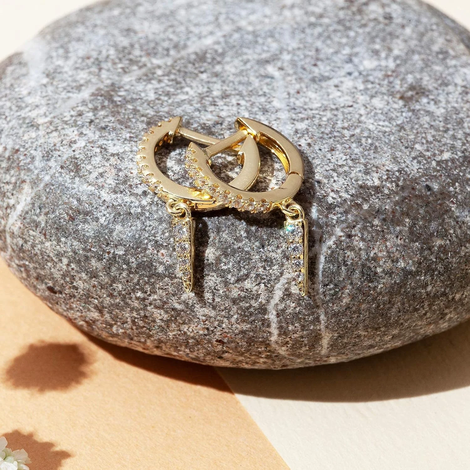 گوشواره های آویزی/آویز حلقه ای سبک وزن با روکش طلای 14 عیار و پایه نقره استرلینگ S925 پاوی برای زنان | ستاره، قفل، پروانه، ماه، رعد و برق | گوشواره های ظریف