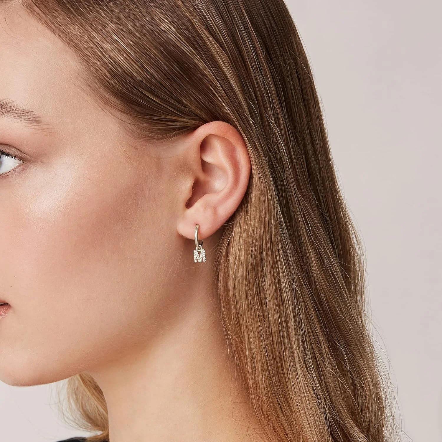 گوشواره های حلقه ای آویزی با حرف اول اسم با روکش طلای 14 عیار و پایه نقره استرلینگ 925 پاوی | گوشواره های حلقه ای آویزی با حرف اول اسم نگین دار | گوشواره های حلقه ای آویزی زنانه با زیرکونیا گوشواره های حلقه ای آویزی با حرف اول اسم با روکش طلای 14 عیار و پایه نقره استرلینگ 925 پاوی | گوشواره های حلقه ای آویزی با حرف اول اسم نگین دار | گوشواره های حلقه ای آویزی زنانه با زیرکونیا