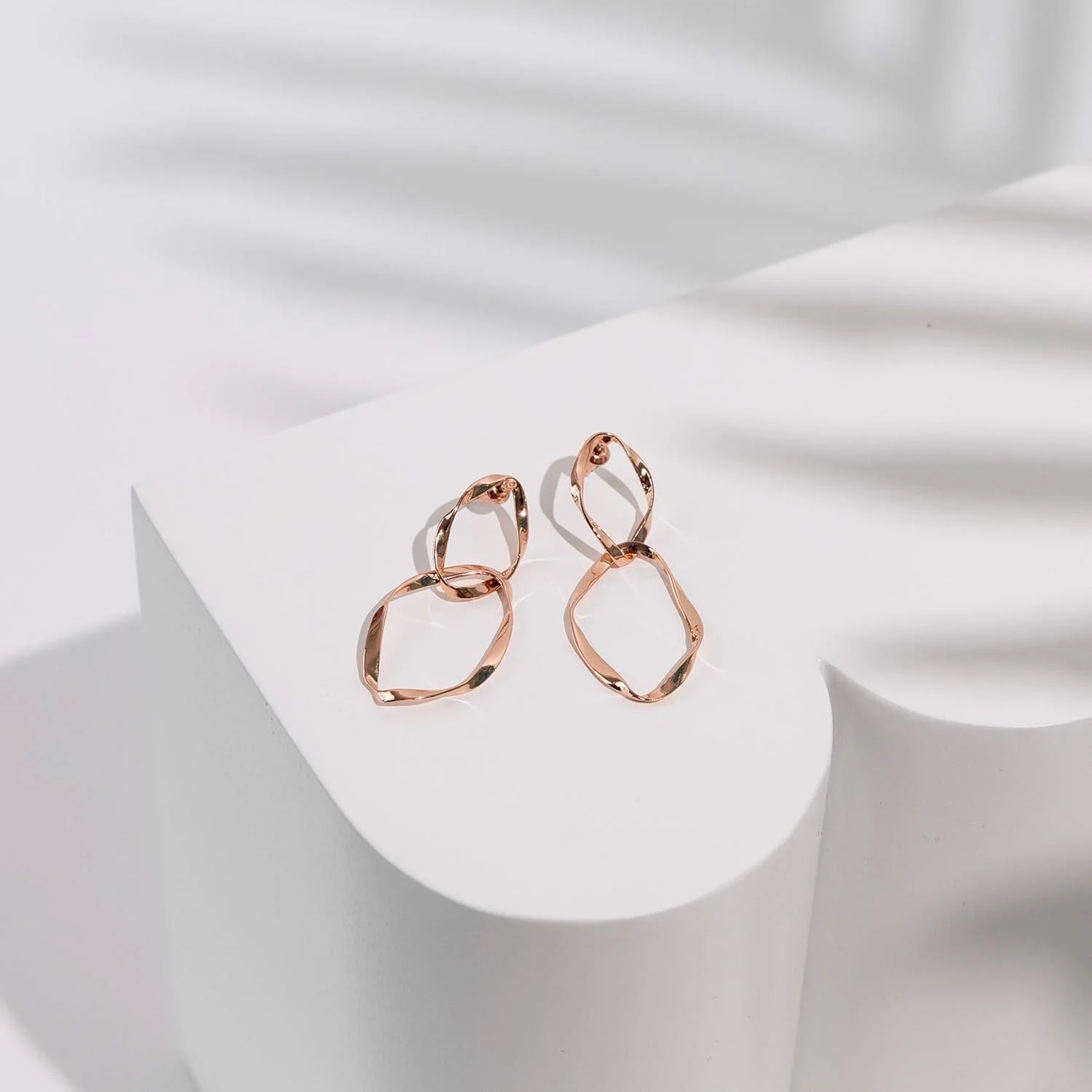 گوشواره های آویز زنانه پاوی با روکش طلای 14 عیار | گوشواره های حلقه ای آویز بی نهایت زیبا گوشواره های آویز زنانه پاوی با روکش طلای 14 عیار | گوشواره های حلقه ای آویز بی نهایت زیبا