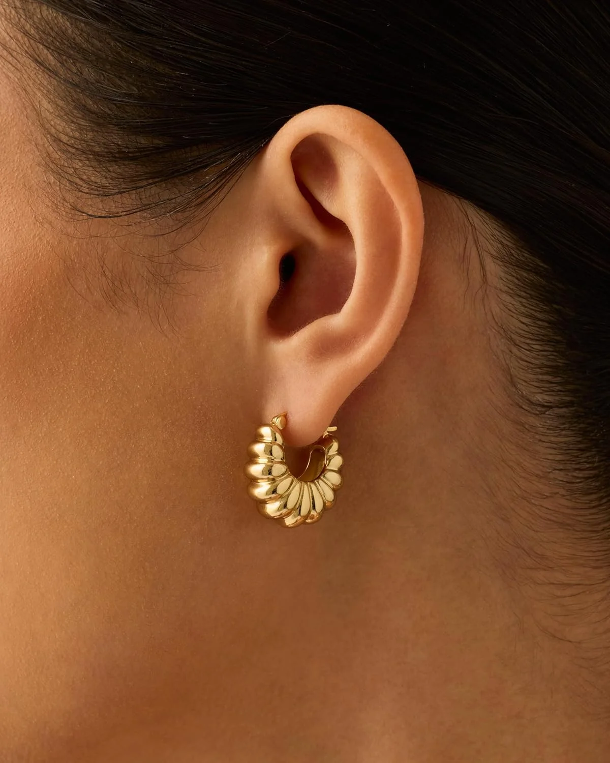 گوشواره های حلقه ای ضخیم کروسان با روکش طلای 14 عیار PAVOI برای زنان - گوشواره های برجسته گوشواره های حلقه ای ضخیم کروسان با روکش طلای 14 عیار PAVOI برای زنان - گوشواره های برجسته