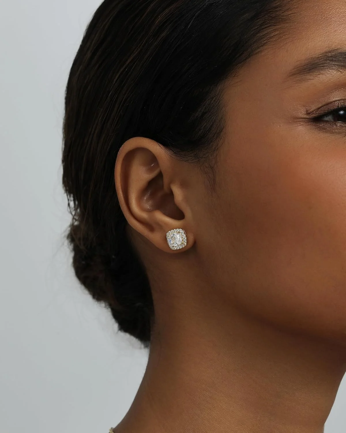 گوشواره های میخی زنانه پاوی با روکش طلای 14 عیار و نگین های زیرکونیا - مدل های گرد و کوسن دار با قفل پروانه ای گوشواره های میخی زنانه پاوی با روکش طلای 14 عیار و نگین های زیرکونیا - مدل های گرد و کوسن دار با قفل پروانه ای