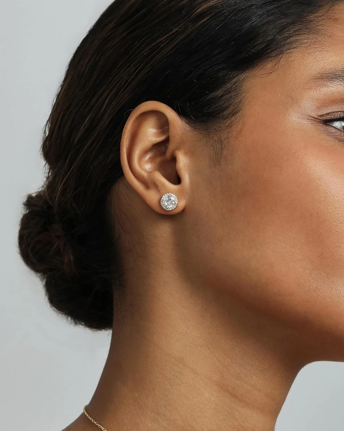 گوشواره های میخی زنانه پاوی با روکش طلای 14 عیار و نگین های زیرکونیا - مدل های گرد و کوسن دار با قفل پروانه ای گوشواره های میخی زنانه پاوی با روکش طلای 14 عیار و نگین های زیرکونیا - مدل های گرد و کوسن دار با قفل پروانه ای