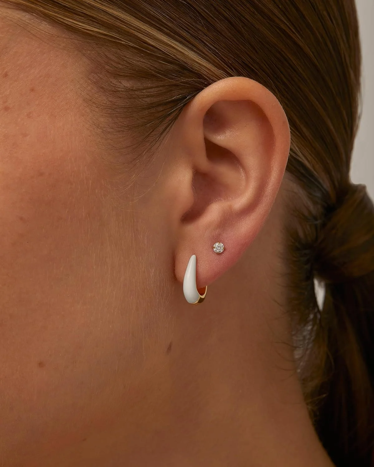 گوشواره های حلقه ای آغوشی U شکل میناکاری شده با روکش طلای 14 عیار و پایه نقره استرلینگ PAVOI | گوشواره های حلقه ای میناکاری رنگی برای زنان | جواهرات میناکاری آبی، صورتی، بنفش، سفید گوشواره های حلقه ای آغوشی U شکل میناکاری شده با روکش طلای 14 عیار و پایه نقره استرلینگ PAVOI | گوشواره های حلقه ای میناکاری رنگی برای زنان | جواهرات میناکاری آبی، صورتی، بنفش، سفید