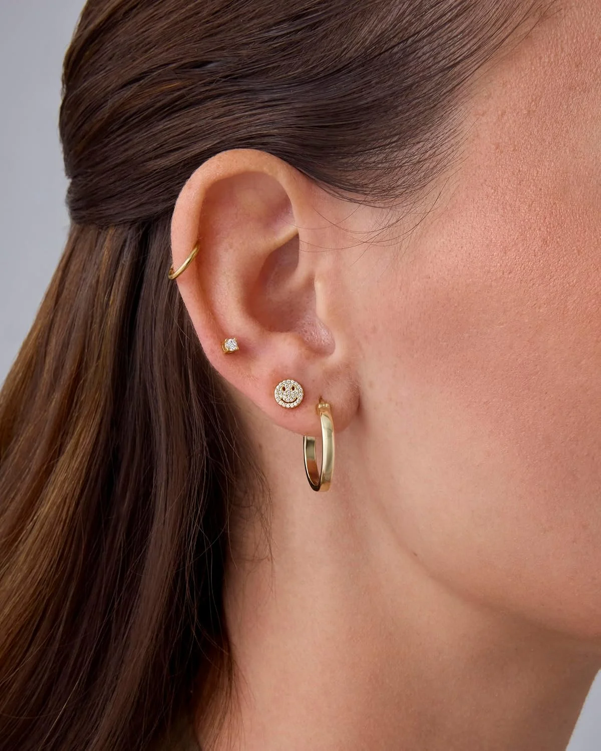 گوشواره های میخی ایموجی ظریف با روکش طلای 14 عیار و پایه نقره استرلینگ PAVOI برای زنان | جواهرات پیرسینگ غضروف هلیکس ظریف | شبدر مارتینی استخوان آرزو گل رز خندان گیلاس قارچ