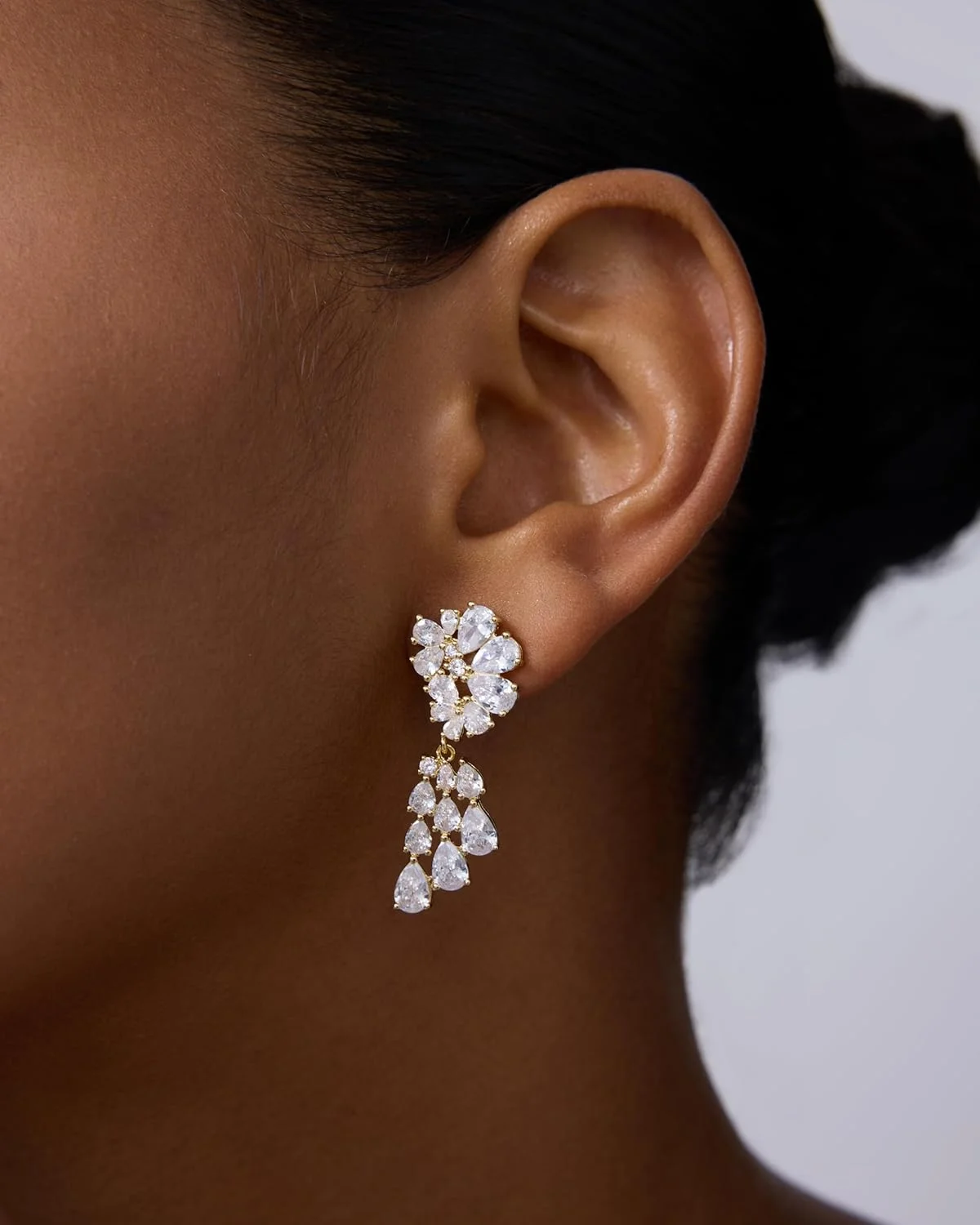 گوشواره های لوستری کریستالی زنانه با روکش طلای 14 عیار PAVOI - گوشواره های آویز نگین زیرکونیا مکعبی نقره استرلینگ برای عروس - جواهرات عروسی آویز بلند خوشه ای کریستالی گوشواره های لوستری کریستالی زنانه با روکش طلای 14 عیار PAVOI - گوشواره های آویز نگین زیرکونیا مکعبی نقره استرلینگ برای عروس - جواهرات عروسی آویز بلند خوشه ای کریستالی