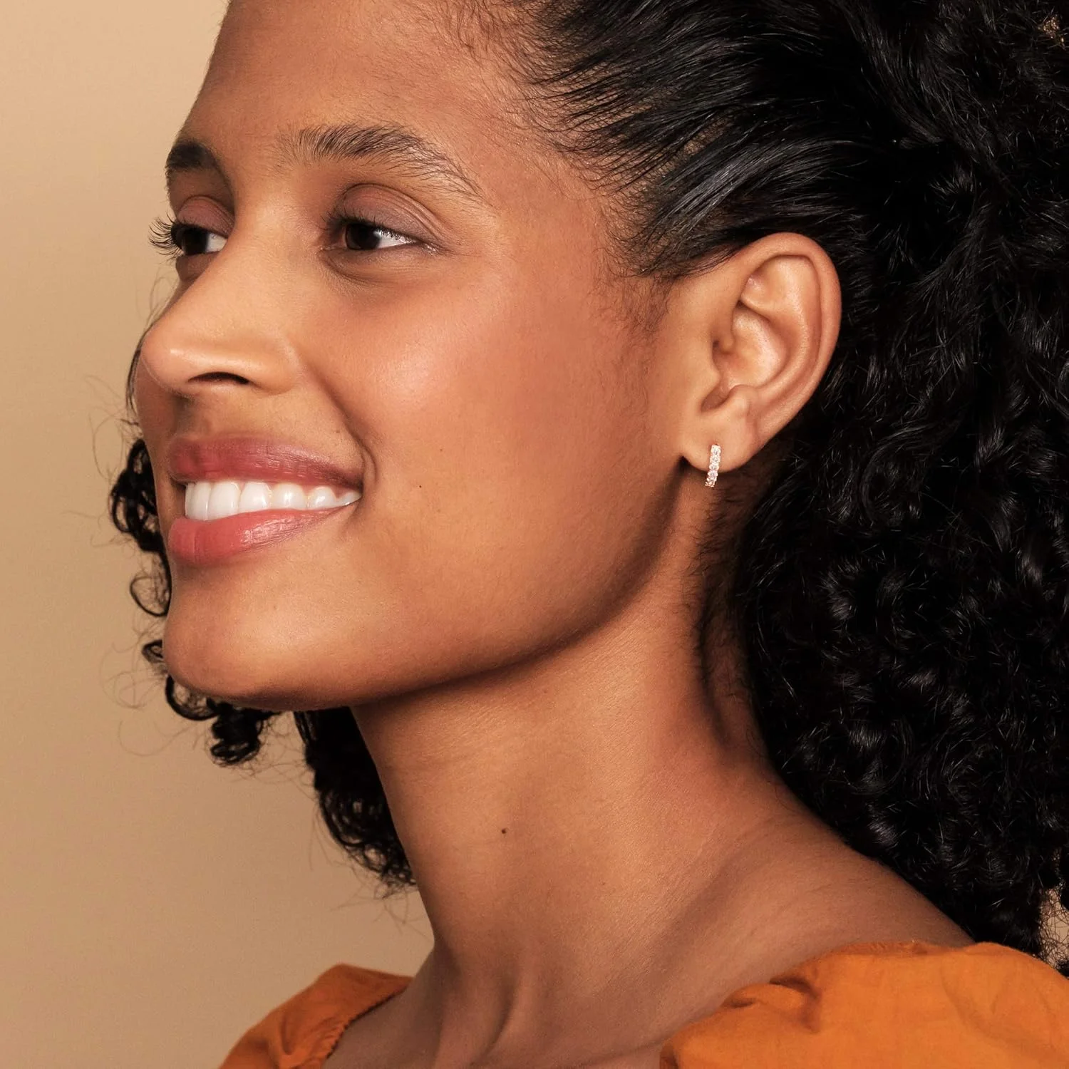 گوشواره های حلقه ای هاگی پاوی نگین دار با روکش طلای 14 عیار و پایه نقره استرلینگ برای زنان گوشواره های حلقه ای هاگی پاوی نگین دار با روکش طلای 14 عیار و پایه نقره استرلینگ برای زنان