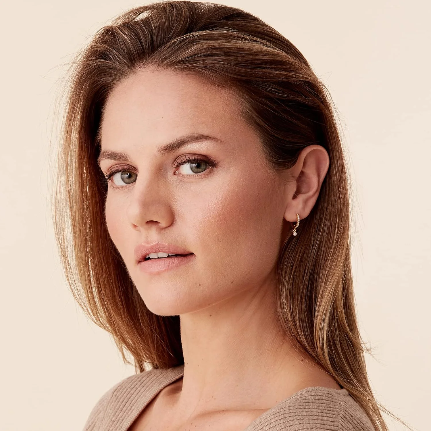 گوشواره های آویزی/آویزهای سبک وزن با روکش طلای 14 عیار و پایه نقره استرلینگ S925 پاوی برای زنان | زیورآلات مذهبی: صلیب، چشم نظر، شبدر، سلتیک | گوشواره های ظریف برای زنان گوشواره های آویزی/آویزهای سبک وزن با روکش طلای 14 عیار و پایه نقره استرلینگ S925 پاوی برای زنان | زیورآلات مذهبی: صلیب، چشم نظر، شبدر، سلتیک | گوشواره های ظریف برای زنان