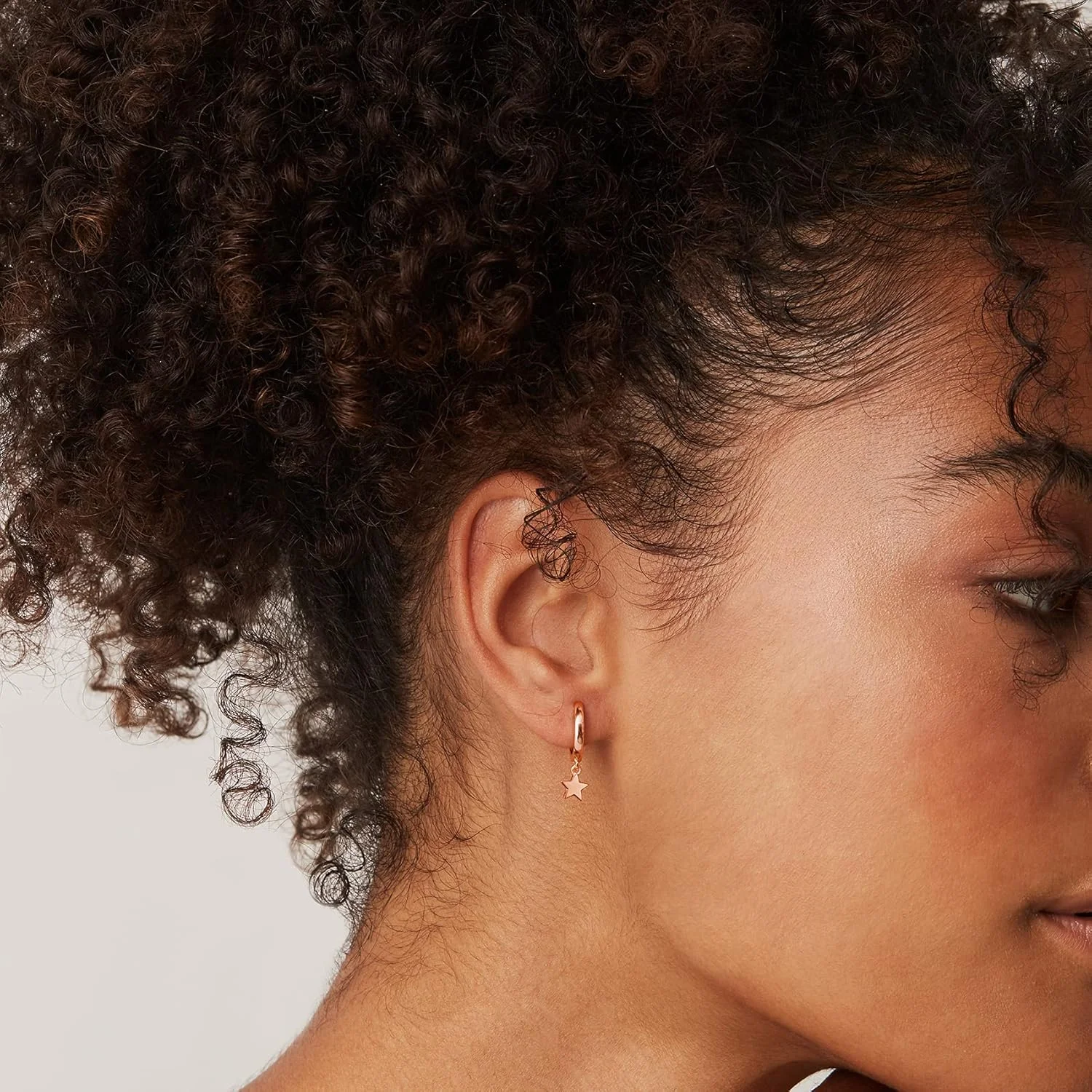 گوشواره های آویزی/ آویزدار سبک وزن پاوی با روکش طلای 14 عیار و پایه نقره استرلینگ S925 برای زنان | ستاره، قفل، پروانه، ماه، رعد و برق | گوشواره های ظریف گوشواره های آویزی/ آویزدار سبک وزن پاوی با روکش طلای 14 عیار و پایه نقره استرلینگ S925 برای زنان | ستاره، قفل، پروانه، ماه، رعد و برق | گوشواره های ظریف