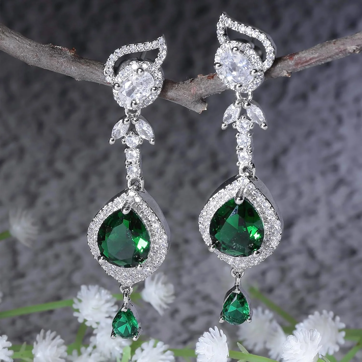 گوشواره های آویز اشکی دست ساز نگین دار الماس آمریکایی با روکش رودیوم زنانه و دخترانه (سبز و سفید) از برند زنمی گوشواره های آویز اشکی دست ساز نگین دار الماس آمریکایی با روکش رودیوم زنانه و دخترانه (سبز و سفید) از برند زنمی