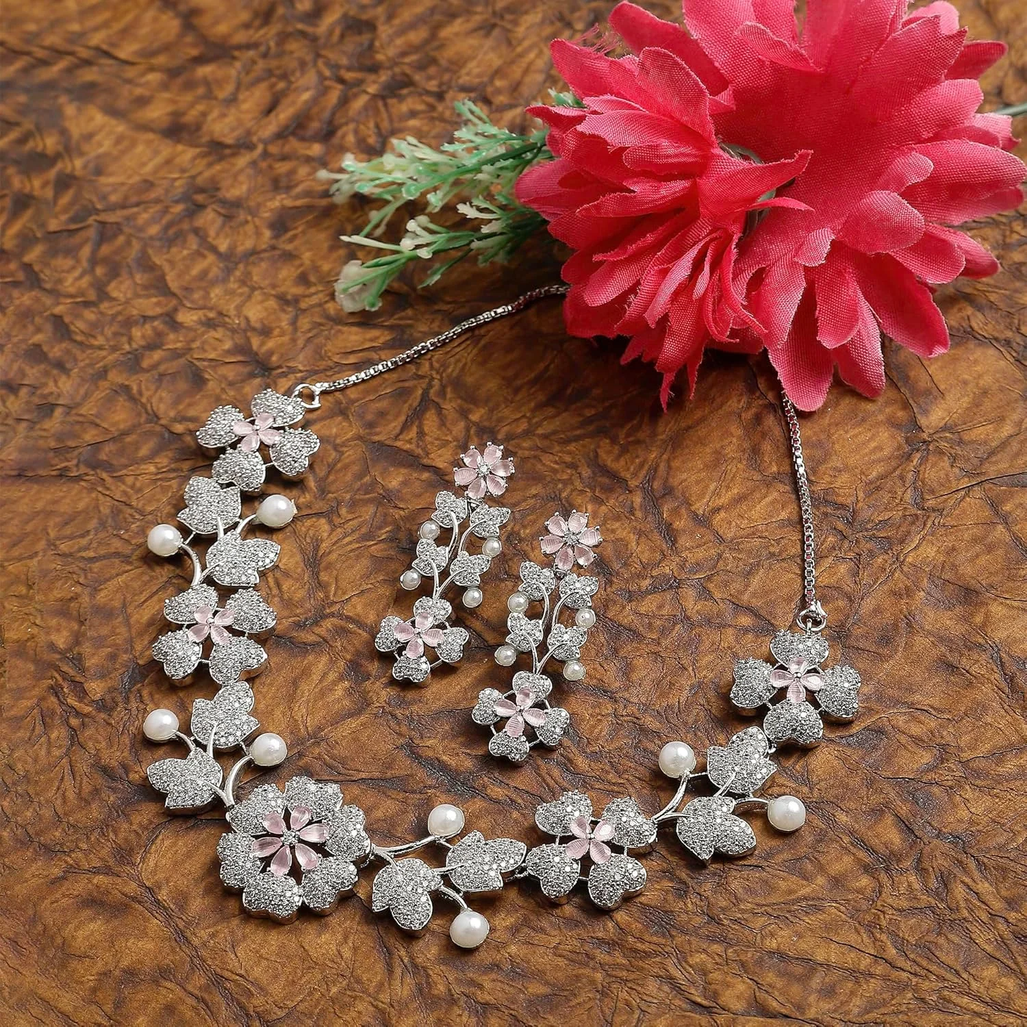 ست گردنبند و گوشواره زنانه با طرح گل و نگین های زیرکونیا مکعبی آبکاری شده با رودیوم برند زنمه ست گردنبند و گوشواره زنانه با طرح گل و نگین های زیرکونیا مکعبی آبکاری شده با رودیوم برند زنمه