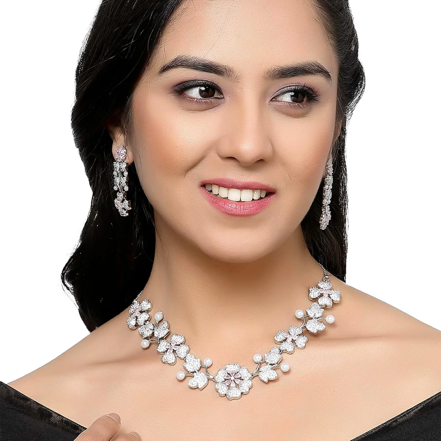 ست گردنبند و گوشواره زنانه با طرح گل و نگین های زیرکونیا مکعبی آبکاری شده با رودیوم برند زنمه ست گردنبند و گوشواره زنانه با طرح گل و نگین های زیرکونیا مکعبی آبکاری شده با رودیوم برند زنمه