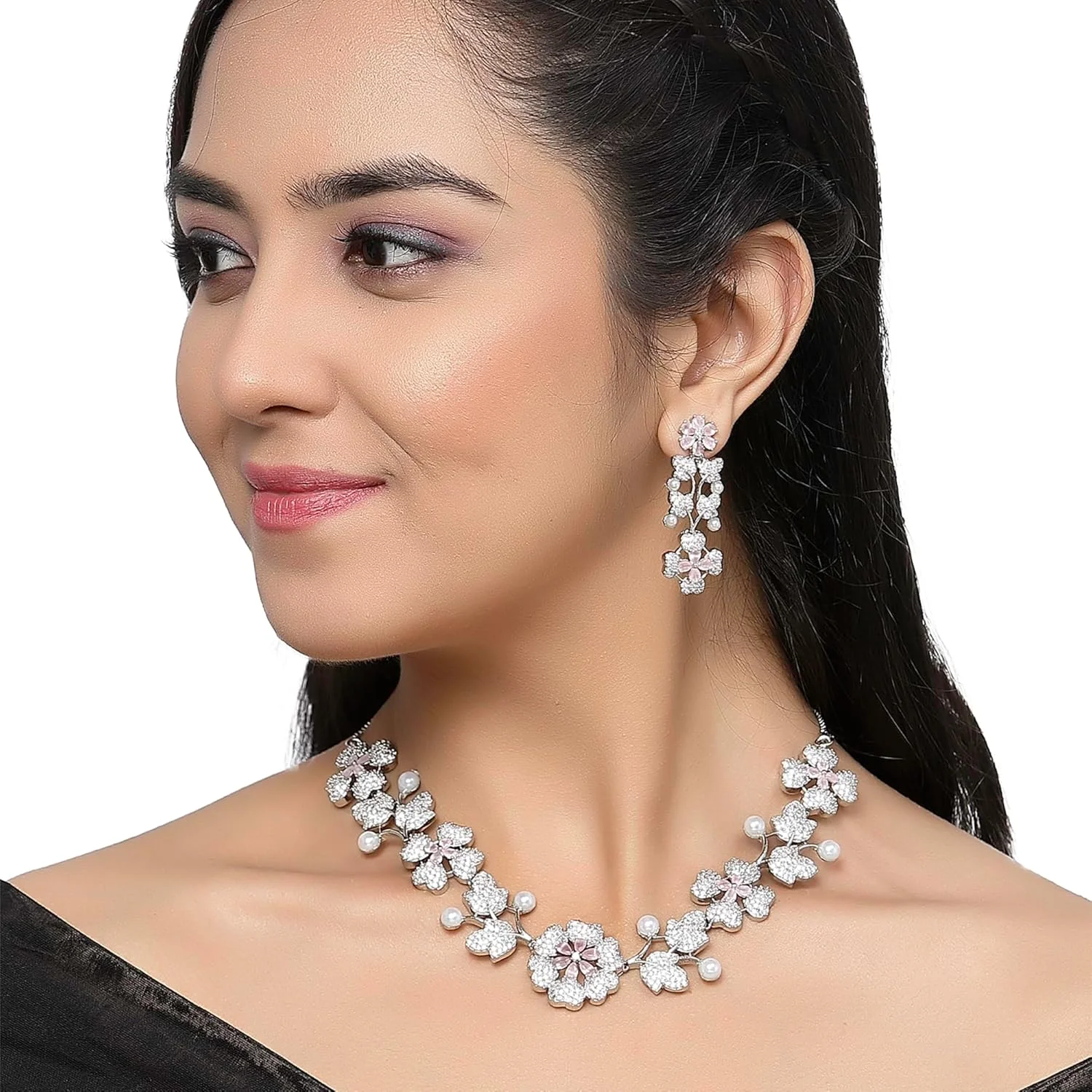 ست گردنبند و گوشواره زنانه با طرح گل و نگین های زیرکونیا مکعبی آبکاری شده با رودیوم برند زنمه ست گردنبند و گوشواره زنانه با طرح گل و نگین های زیرکونیا مکعبی آبکاری شده با رودیوم برند زنمه