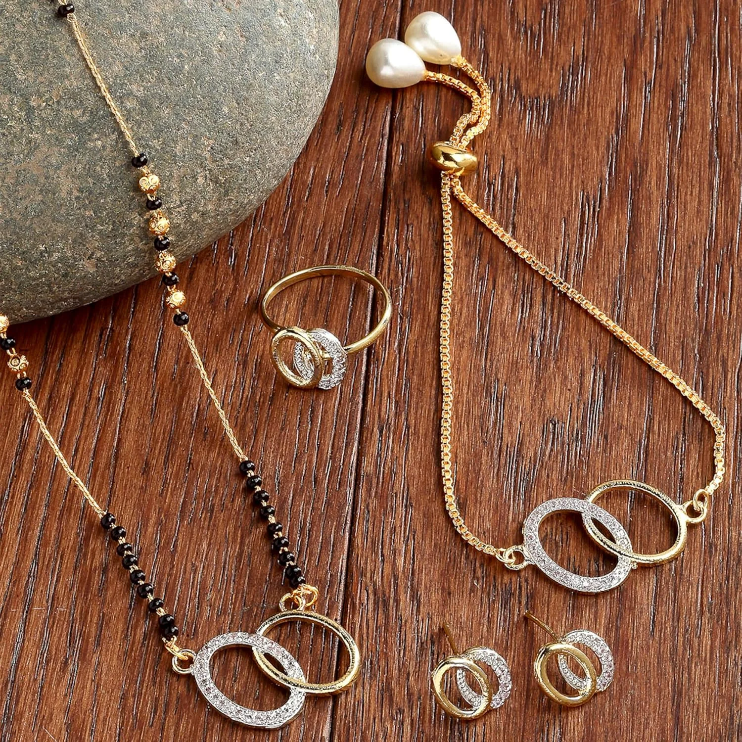 ست جواهرات زنانه و دخترانه زنمه شامل مانگالسوترای طلاکاری شده، گردنبند تانمانیا نالاپوسالو، آویز، زنجیر طلایی مهره مشکی، دستبند، انگشتر و گوشواره ست جواهرات زنانه و دخترانه زنمه شامل مانگالسوترای طلاکاری شده، گردنبند تانمانیا نالاپوسالو، آویز، زنجیر طلایی مهره مشکی، دستبند، انگشتر و گوشواره