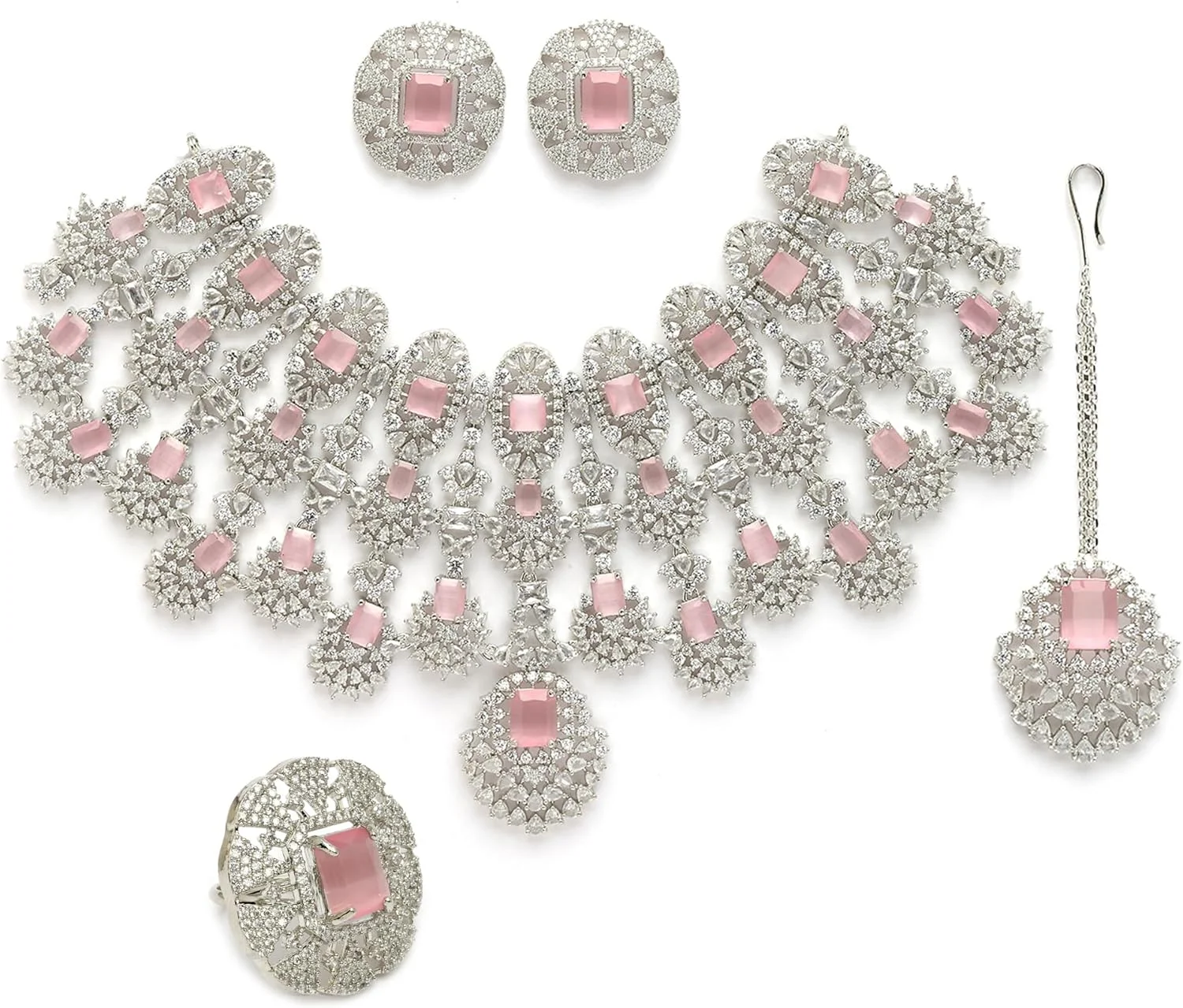 ست جواهرات زنانه و دخترانه شامل گردنبند آویزدار نقره‌ای رنگ با روکش رودیوم، نگین‌های صورتی الماس آمریکایی، گوشواره، انگشتر و مانگ تیکا از برند زنم