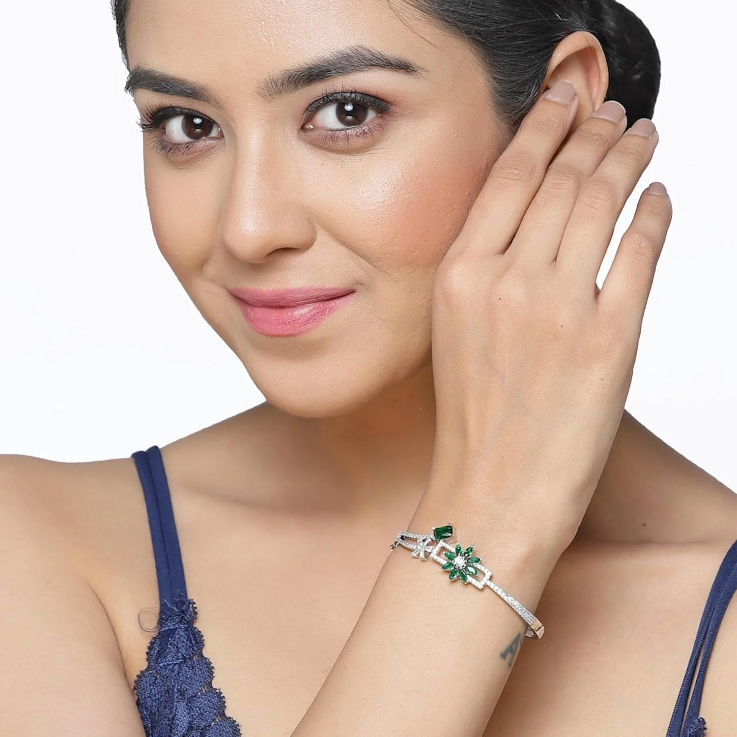 دستبند النگویی زنانه و دخترانه طرح گل و مربع نگین دار با روکش رودیوم برند زنیم دستبند النگویی زنانه و دخترانه طرح گل و مربع نگین دار با روکش رودیوم برند زنیم