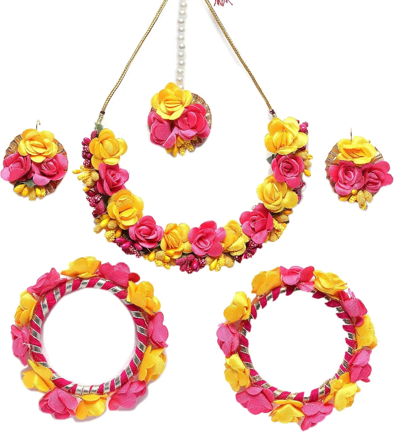 ست جواهرات زنانه شامل گردنبند، گوشواره، مانگ تیکا و دستبند با مروارید سفید، گلدوزی گوتا پاتی و مهره کاری مناسب مراسم حنابندان و مهندی