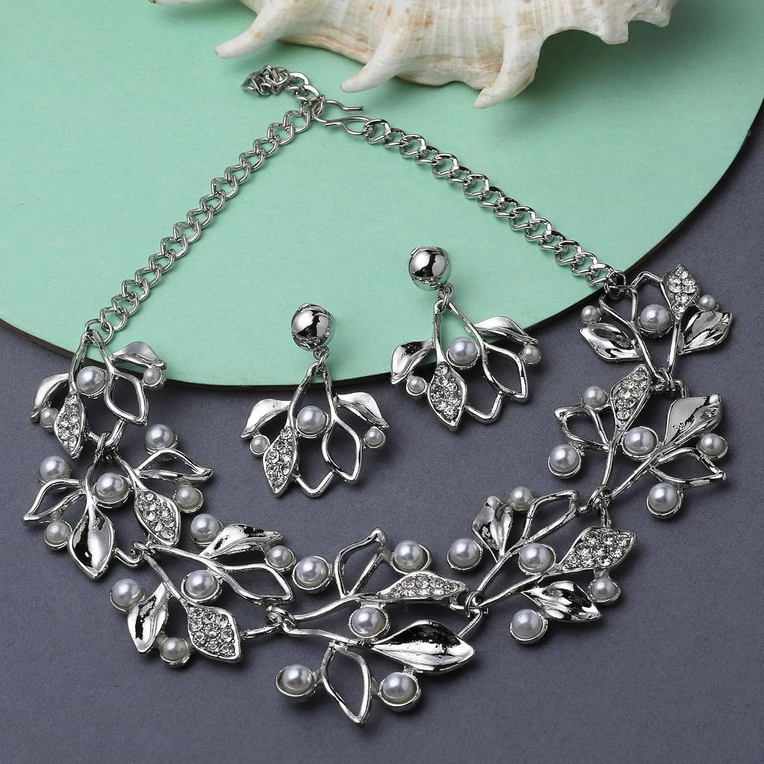 زنمه، ست زیورآلات نقره ای اکسید شده با زیرکونیا مکعبی و مروارید سفید، شامل گردنبند طرح برگ و گوشواره، مناسب دختران و زنان زنمه، ست زیورآلات نقره ای اکسید شده با زیرکونیا مکعبی و مروارید سفید، شامل گردنبند طرح برگ و گوشواره، مناسب دختران و زنان