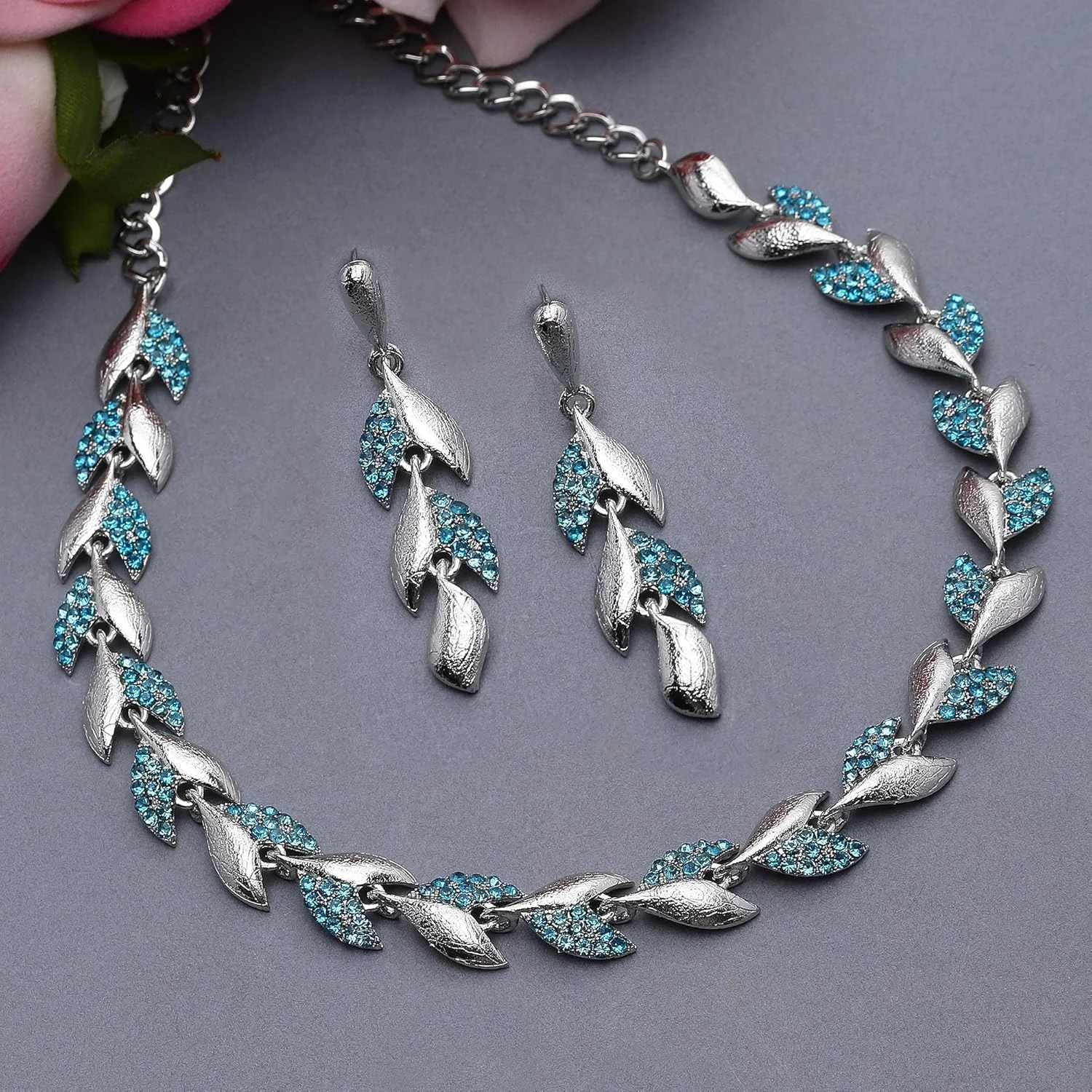 ست زیورآلات زنانه شامل گردنبند و گوشواره طرح برگ نگیندار با زیرکونیا آبی آبکاری نقرهای اکسیدشده برند زنم، سایز آزاد، فلز، زیرکونیا ست زیورآلات زنانه شامل گردنبند و گوشواره طرح برگ نگیندار با زیرکونیا آبی آبکاری نقرهای اکسیدشده برند زنم، سایز آزاد، فلز، زیرکونیا