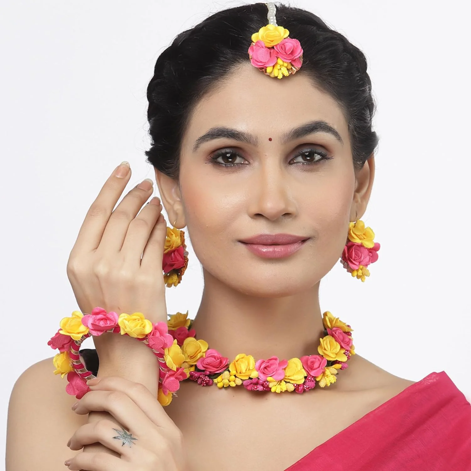 ست جواهرات زنانه شامل گردنبند، گوشواره، مانگ تیکا و دستبند با مروارید سفید، گلدوزی گوتا پاتی و مهره کاری مناسب مراسم حنابندان و مهندی ست جواهرات زنانه شامل گردنبند، گوشواره، مانگ تیکا و دستبند با مروارید سفید، گلدوزی گوتا پاتی و مهره کاری مناسب مراسم حنابندان و مهندی