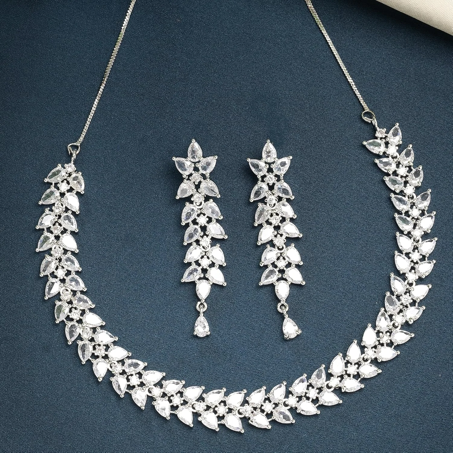 ست گردنبند و گوشواره زنانه نگین دار ZENEME با روکش رودیوم و طرح نقره ای، مناسب برای هدیه ست گردنبند و گوشواره زنانه نگین دار ZENEME با روکش رودیوم و طرح نقره ای، مناسب برای هدیه