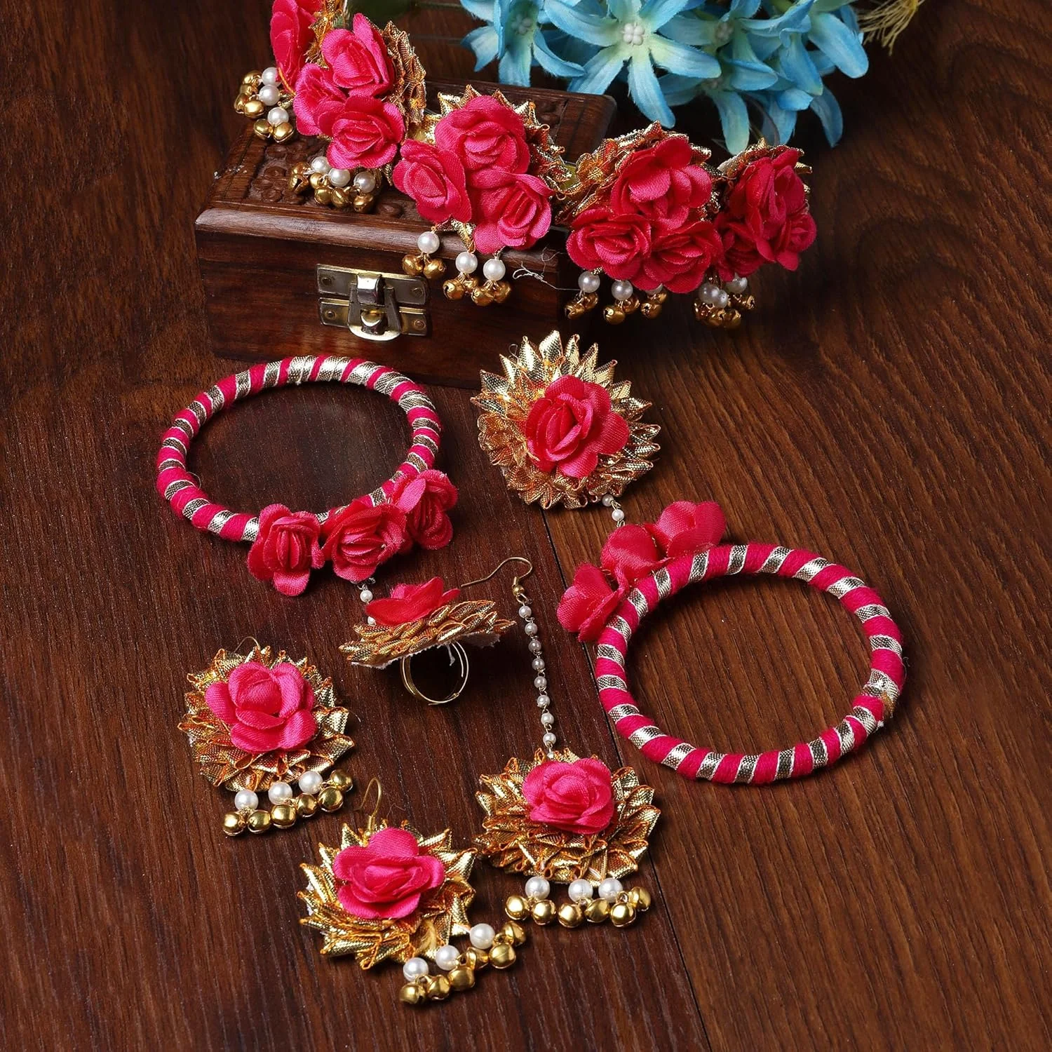 ZENEME ست جواهرات سفید و طلایی مرواریدی منگوله دار گोटा پاتی گلدار مهره دار Haldi & Mehendi شامل گردنبند، گوشواره، مانگ تیکا و دستبند برای دختران و زنان ZENEME ست جواهرات سفید و طلایی مرواریدی منگوله دار گोटा پاتی گلدار مهره دار Haldi & Mehendi شامل گردنبند، گوشواره، مانگ تیکا و دستبند برای دختران و زنان