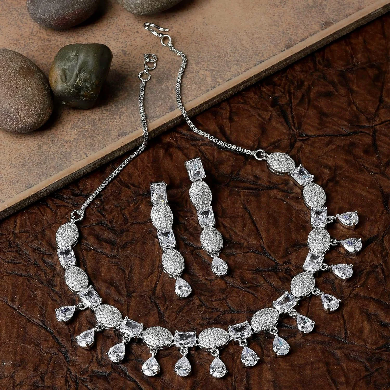 ست جواهرات زنانه شامل گردنبند و گوشواره نگین دار طرح الماس آمریکایی با روکش رودیوم از برند زنمه