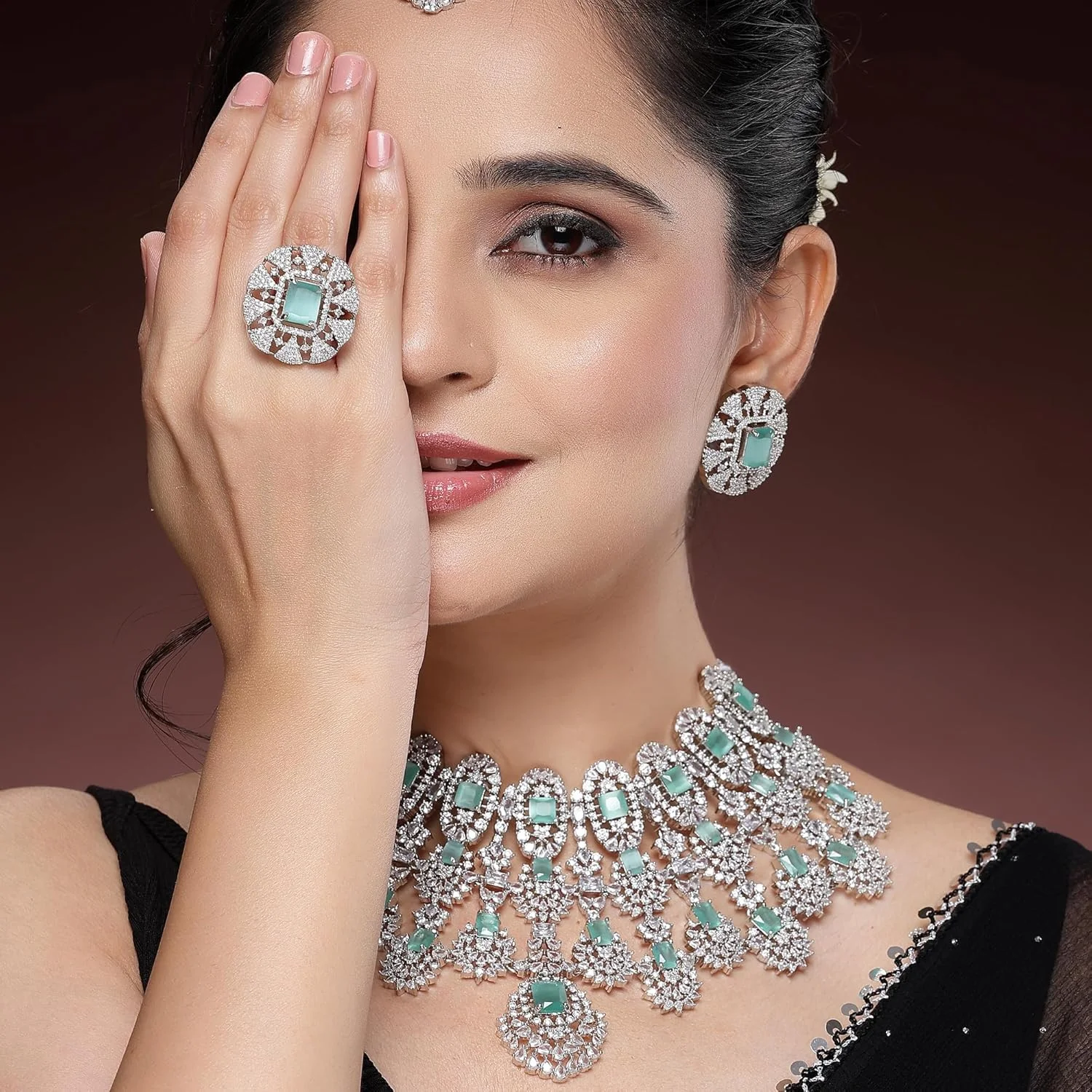 ست جواهرات زنانه و دخترانه زنمیم با روکش رودیوم، شامل گردنبند منگوله دار نگین دار، گوشواره، انگشتر و مانگ تیکا (سبز دریایی) ست جواهرات زنانه و دخترانه زنمیم با روکش رودیوم، شامل گردنبند منگوله دار نگین دار، گوشواره، انگشتر و مانگ تیکا (سبز دریایی)