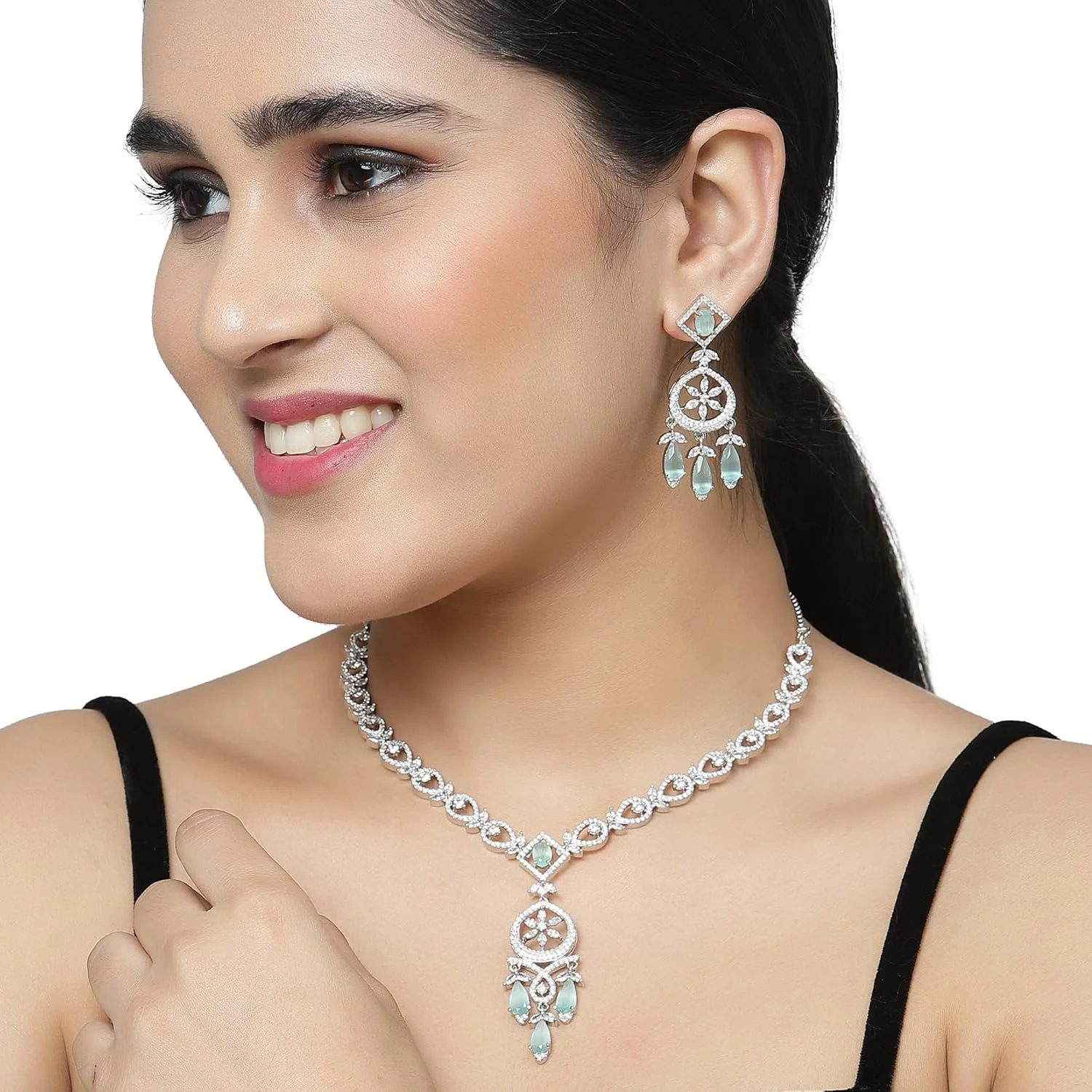 ست گردنبند و گوشواره زنانه نگیندار با روکش رودیوم و طرح اشک با الماسهای آمریکایی باگت زنانه زنم ست گردنبند و گوشواره زنانه نگیندار با روکش رودیوم و طرح اشک با الماسهای آمریکایی باگت زنانه زنم