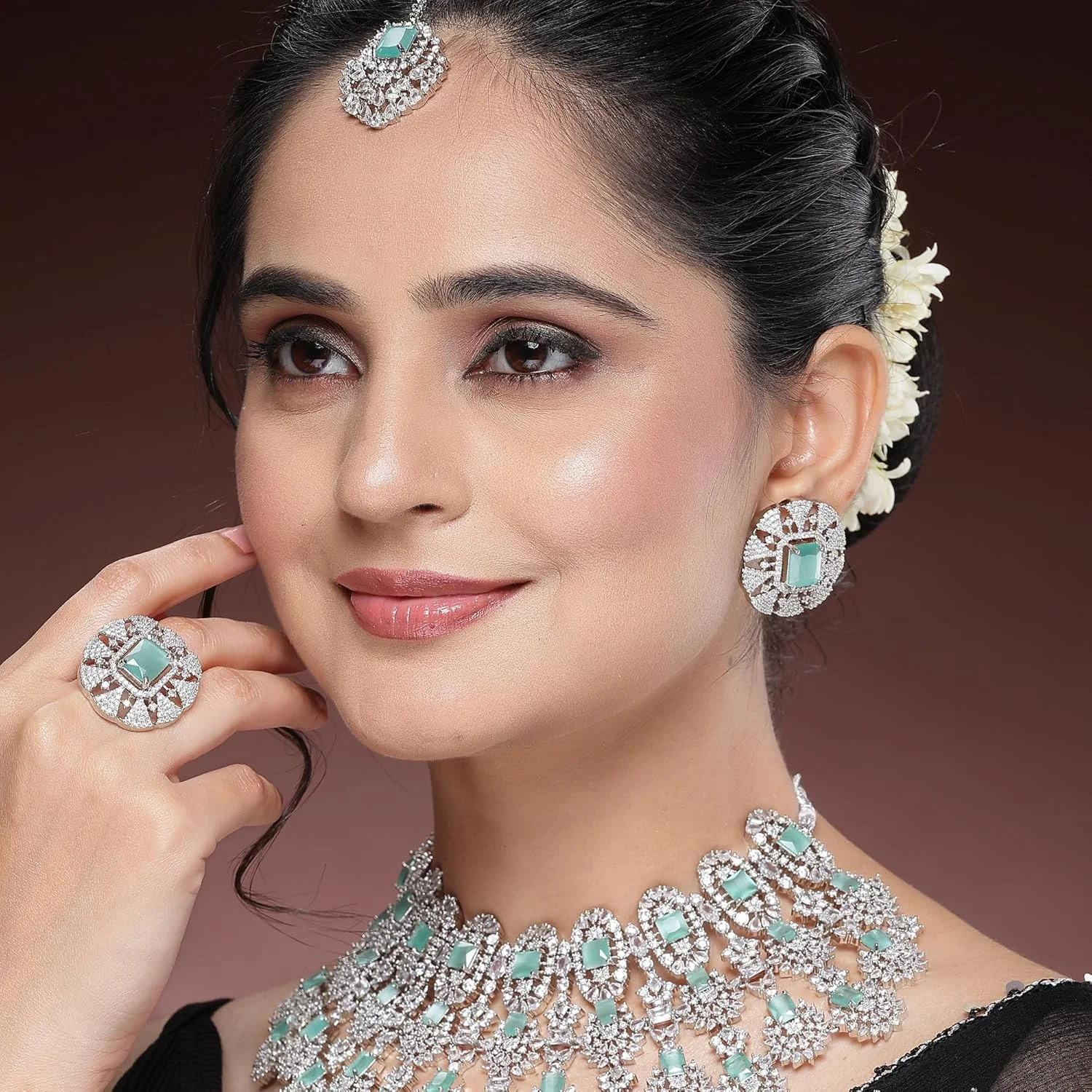 ست جواهرات زنانه و دخترانه زنمیم با روکش رودیوم، شامل گردنبند منگوله دار نگین دار، گوشواره، انگشتر و مانگ تیکا (سبز دریایی) ست جواهرات زنانه و دخترانه زنمیم با روکش رودیوم، شامل گردنبند منگوله دار نگین دار، گوشواره، انگشتر و مانگ تیکا (سبز دریایی)