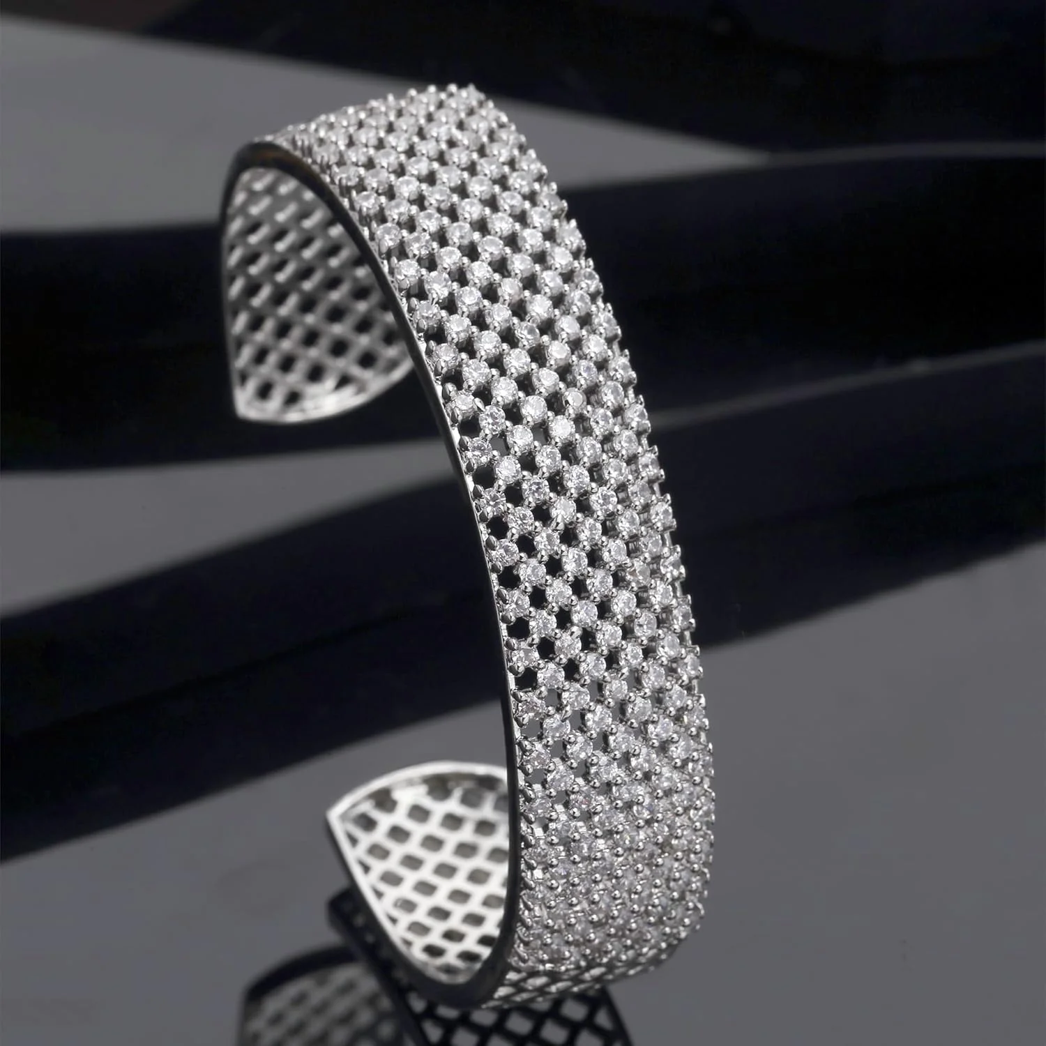 دستبند النگویی مشبک دست ساز نگین دار زنانه و دخترانه با روکش رودیوم و الماس آمریکایی سفید برند زنم دستبند النگویی مشبک دست ساز نگین دار زنانه و دخترانه با روکش رودیوم و الماس آمریکایی سفید برند زنم