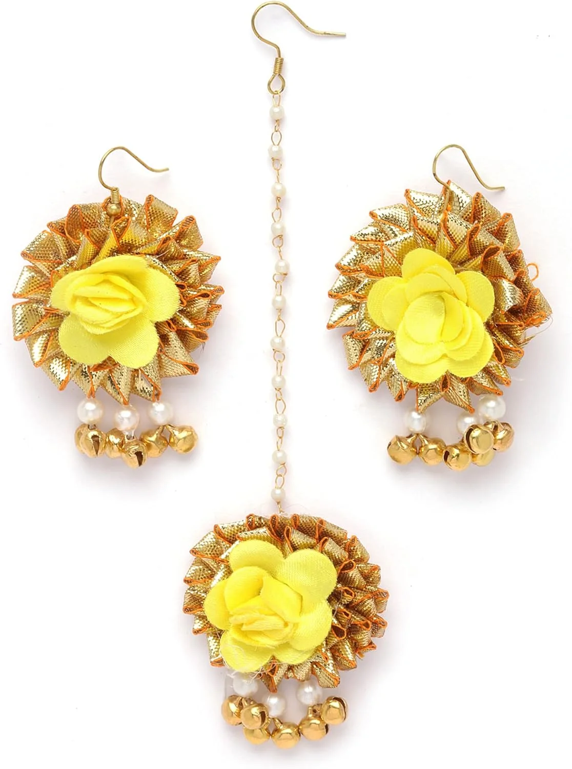 زنم مجموعۀ گوشواره و مانگ تیکا با گل های مرواریدی و گोटा پاتی با روکش طلایی مناسب مراسم حنابندان و مهندی