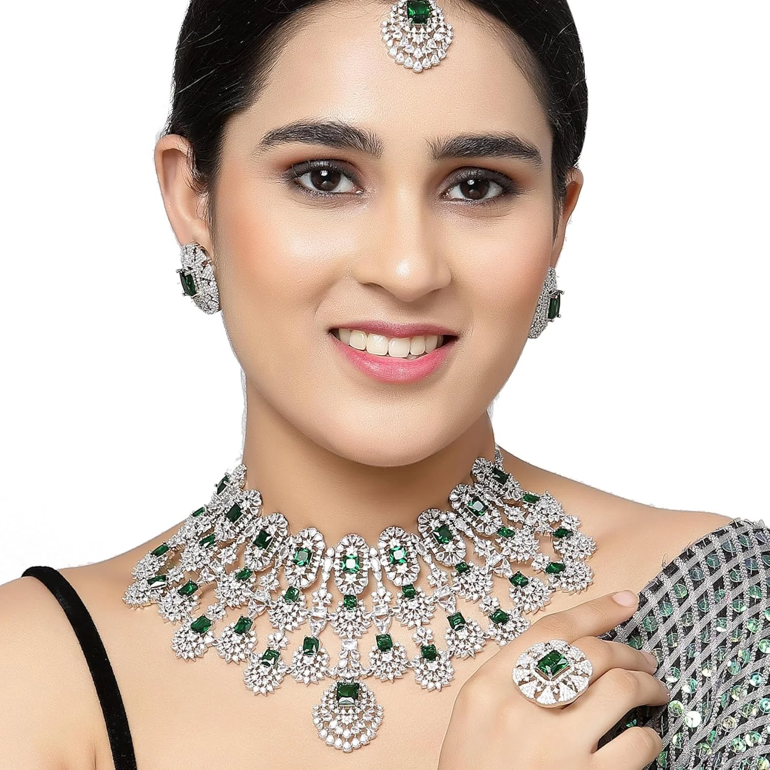 ست جواهرات زنانه شامل گردنبند آویزدار نگیندار با روکش رودیوم، گوشواره، انگشتر و مانگ تیکا برند زنمه ست جواهرات زنانه شامل گردنبند آویزدار نگیندار با روکش رودیوم، گوشواره، انگشتر و مانگ تیکا برند زنمه